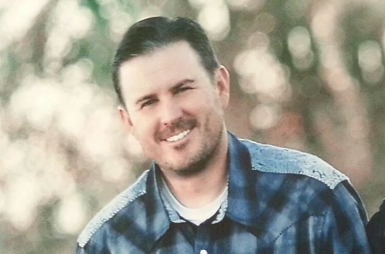 Signs up for highway memorializing deputy