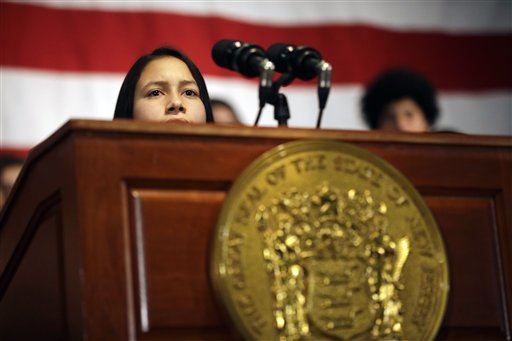 Lanzan becas para ayudar a inmigrantes en EEUU