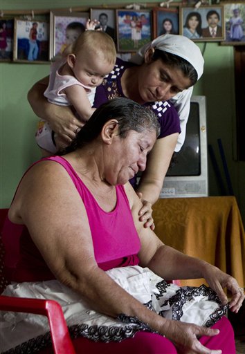 Regresa a El Salvador el náufrago Alvarenga