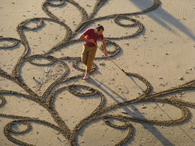 Spectacular beach art gets destroyed at high tide