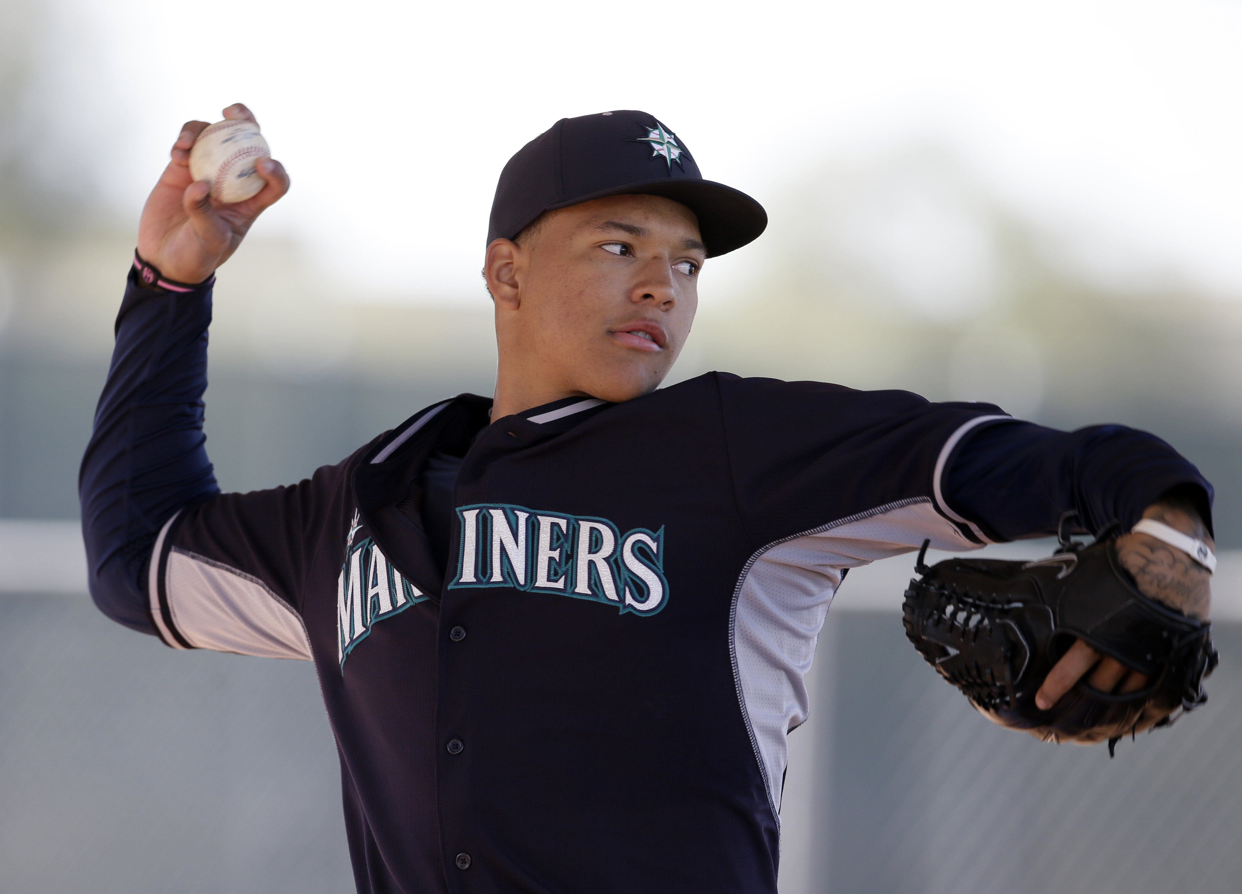 Seattle places rotation hope in Paxton, Walker