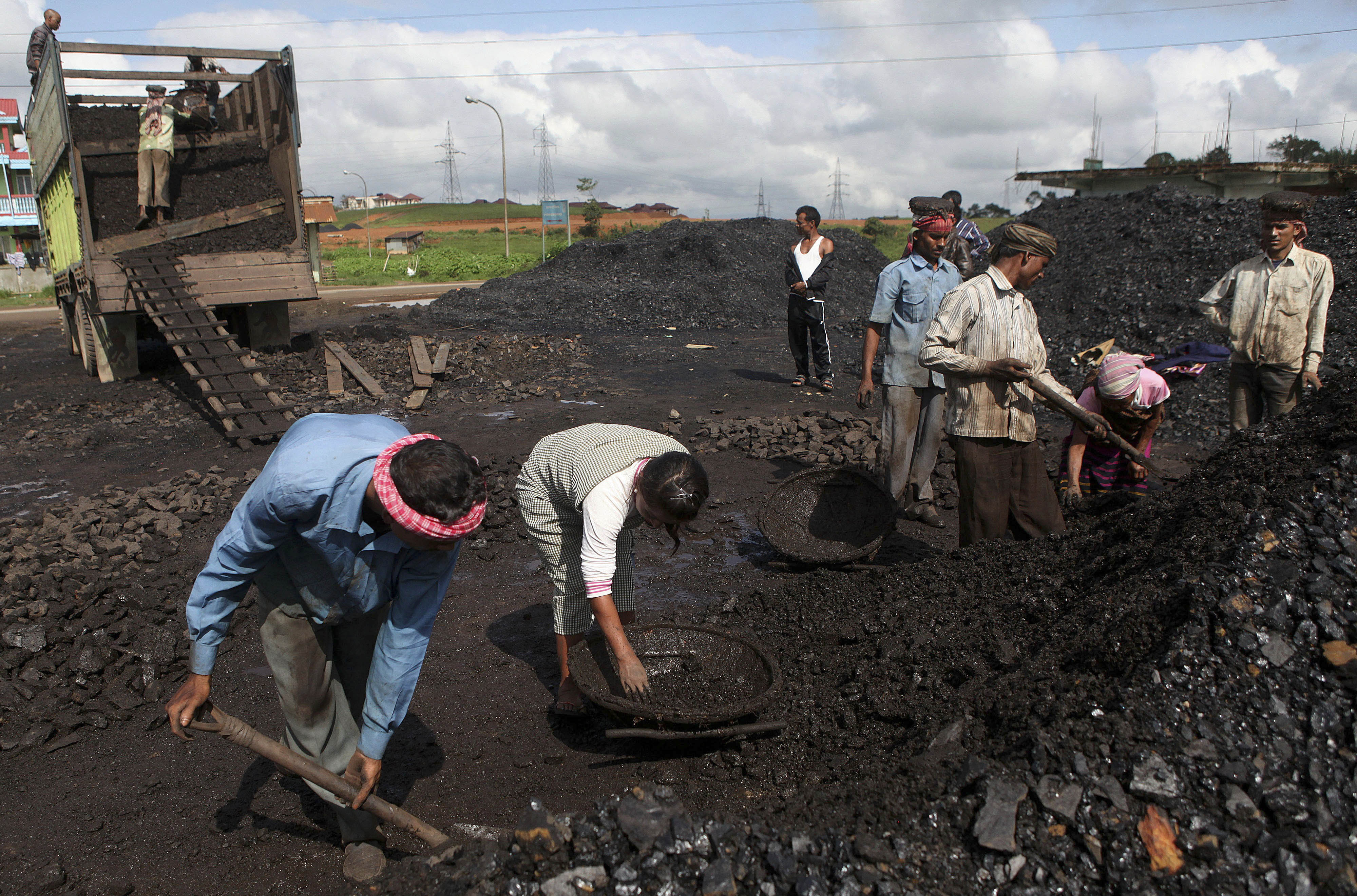 Coal crunch gives impetus to India's solar switch