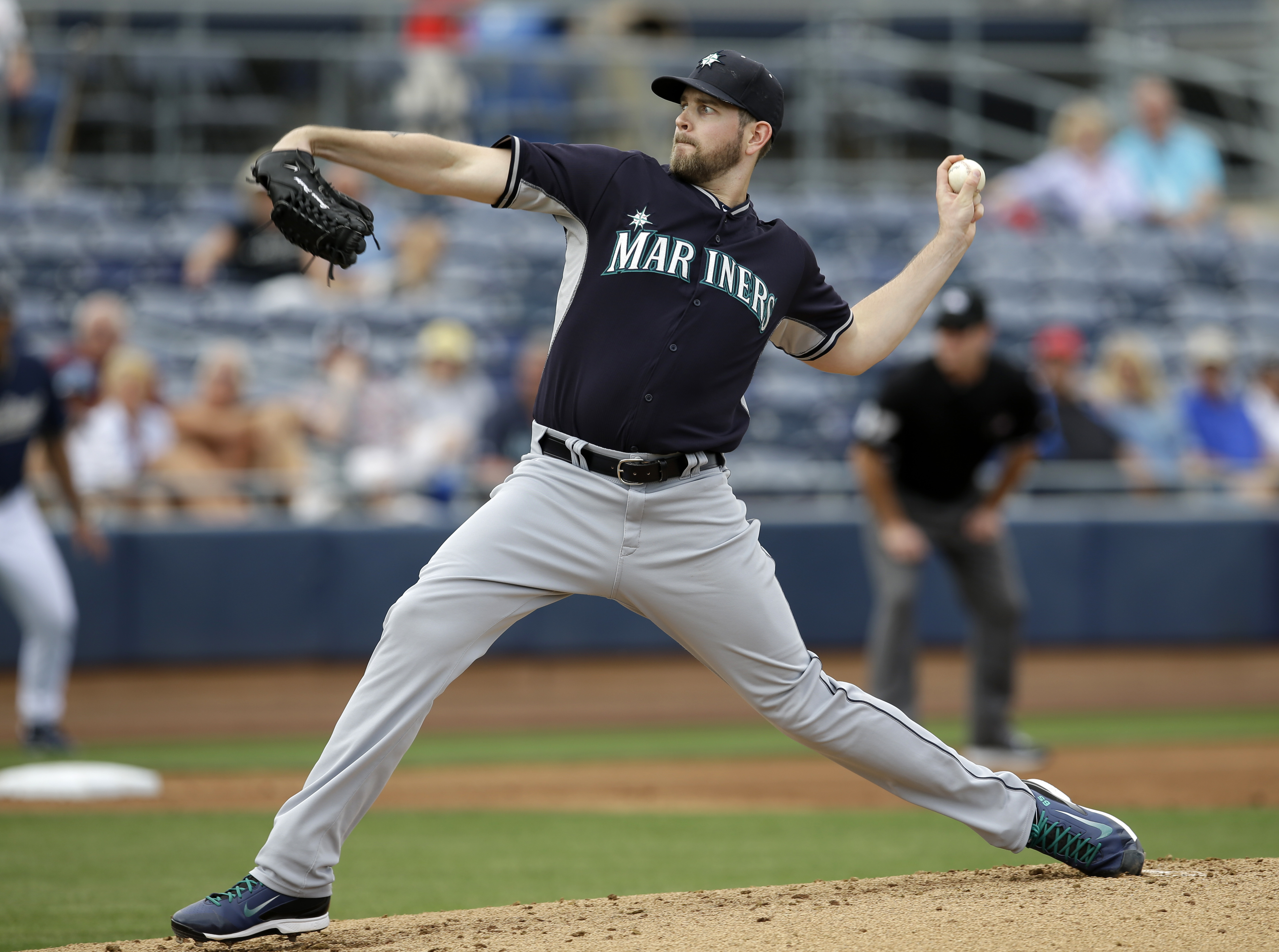 Paxton sharp in Mariners' 12-1 rout of Padres