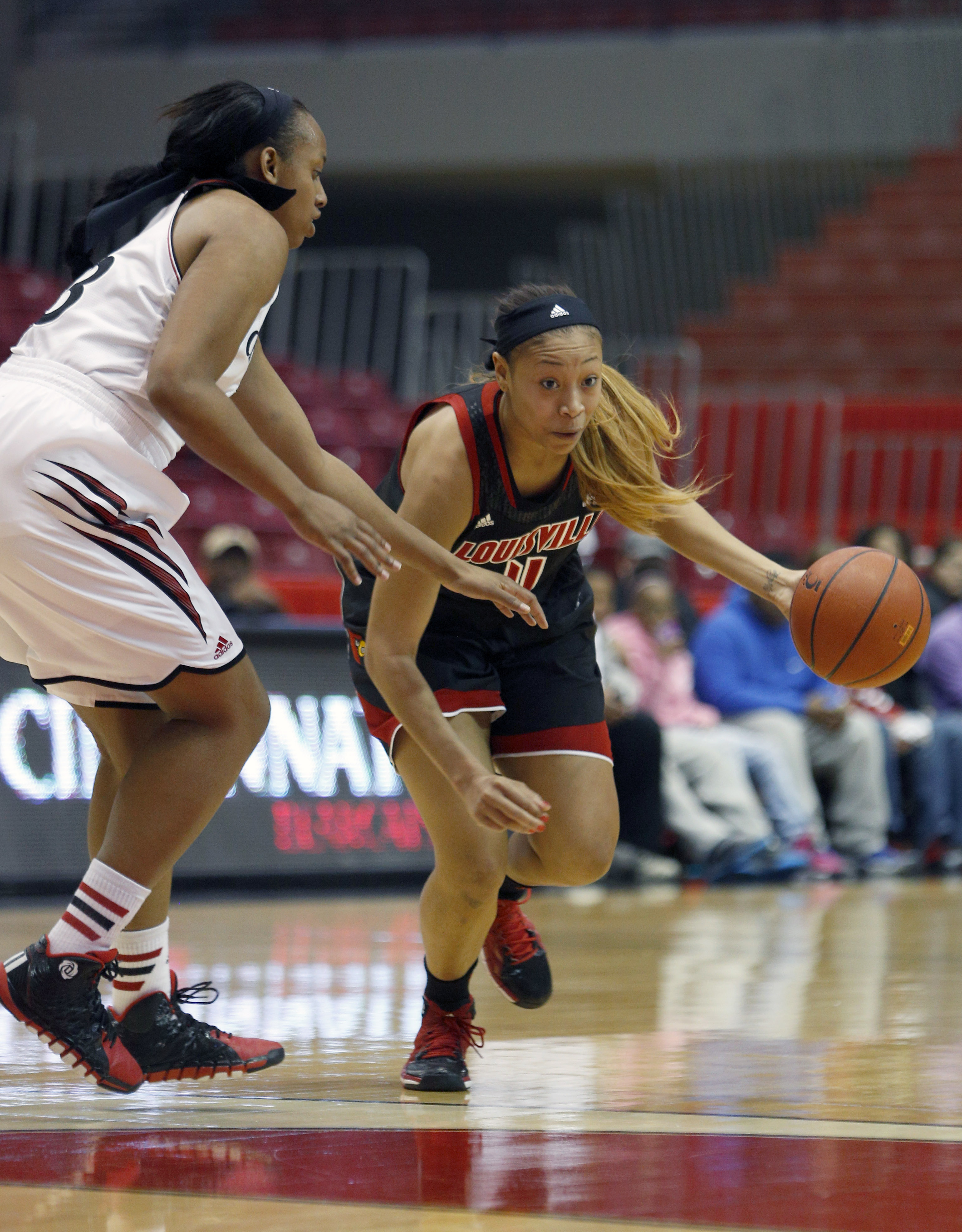 No. 3 Louisville women pull away from UC 75-51