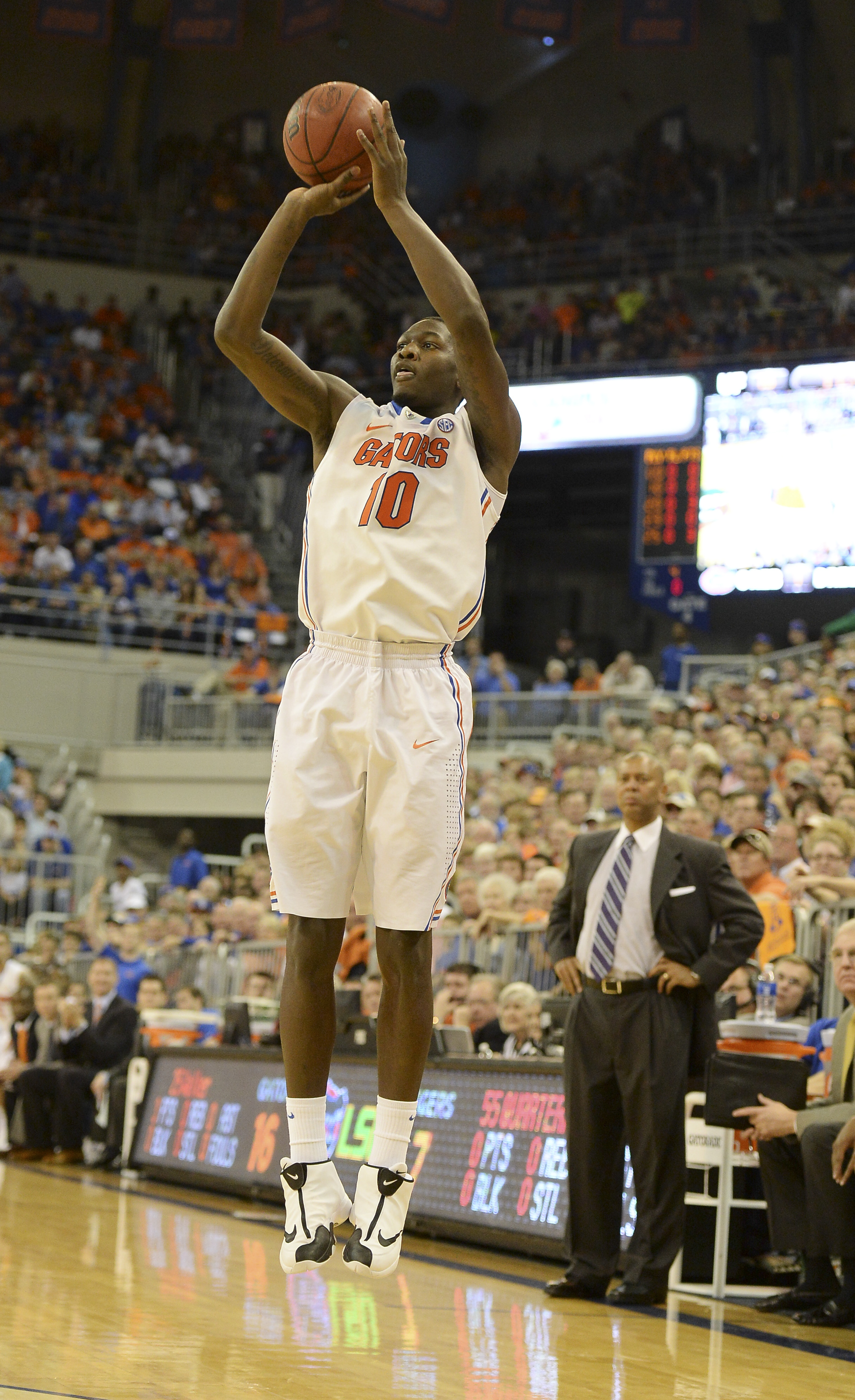 No. 1 Florida beats LSU 79-61, 21st straight win