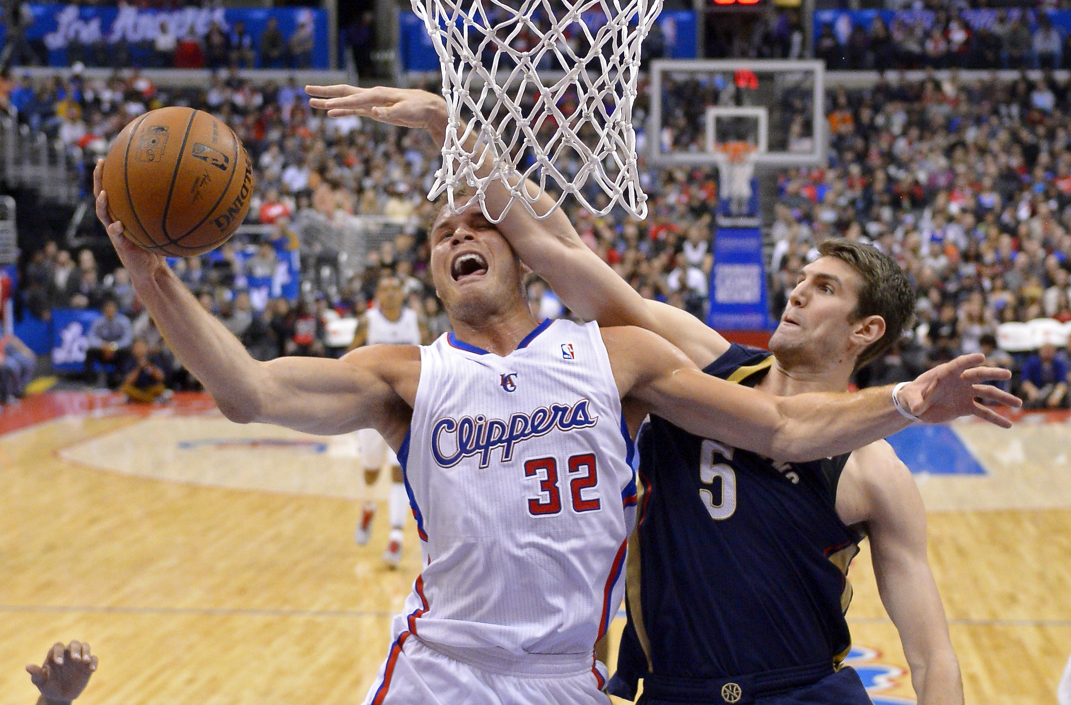 Granger watches as Clippers rout Pelicans 108-76