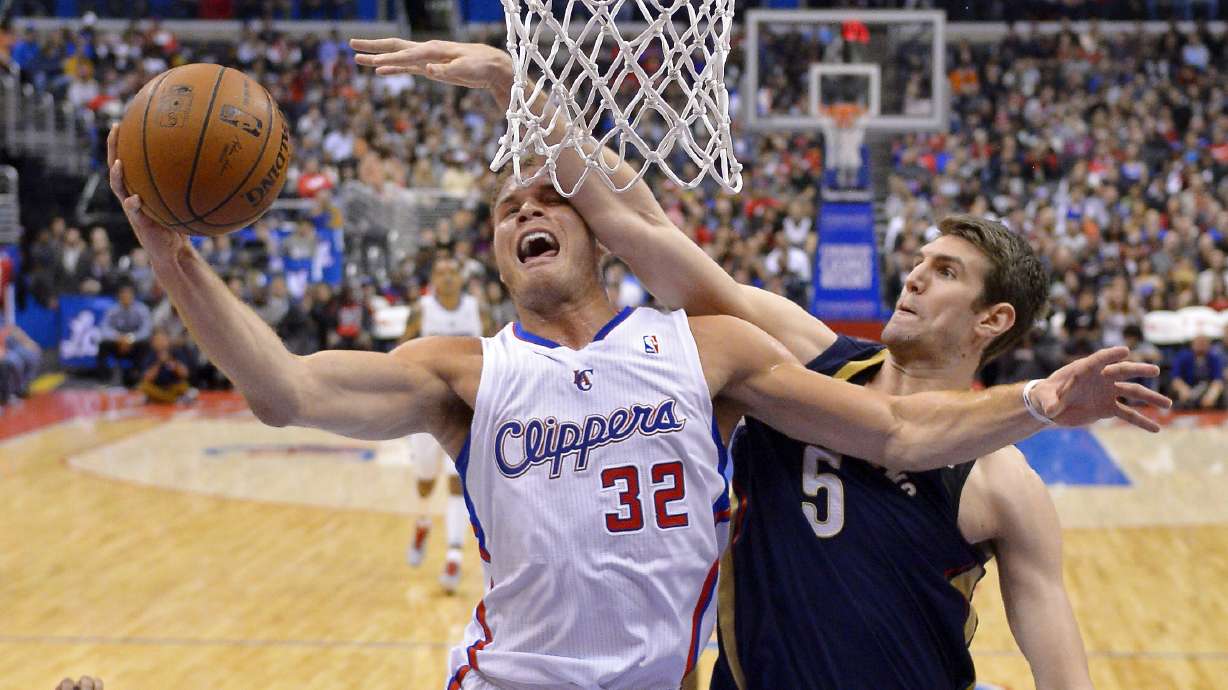 Granger watches as Clippers rout Pelicans 108-76