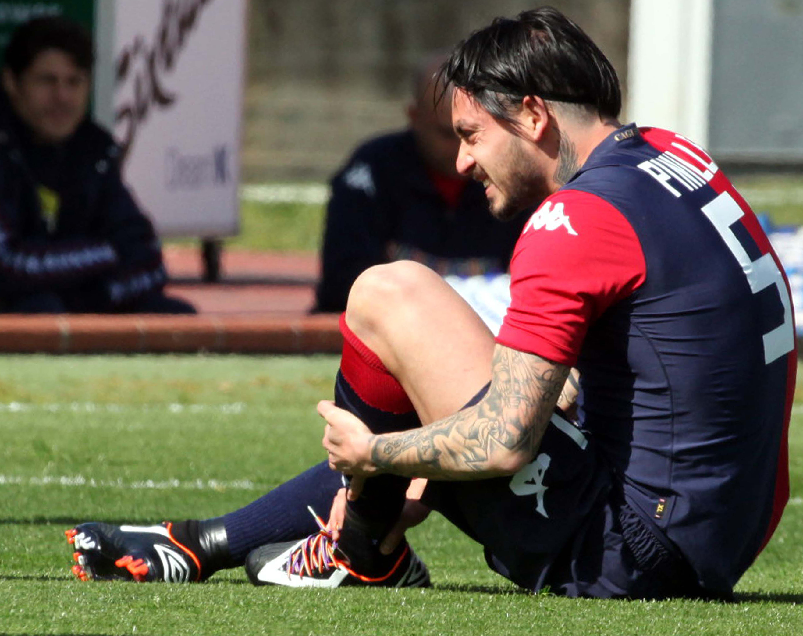 Players wear rainbow laces in anti-homophobia move