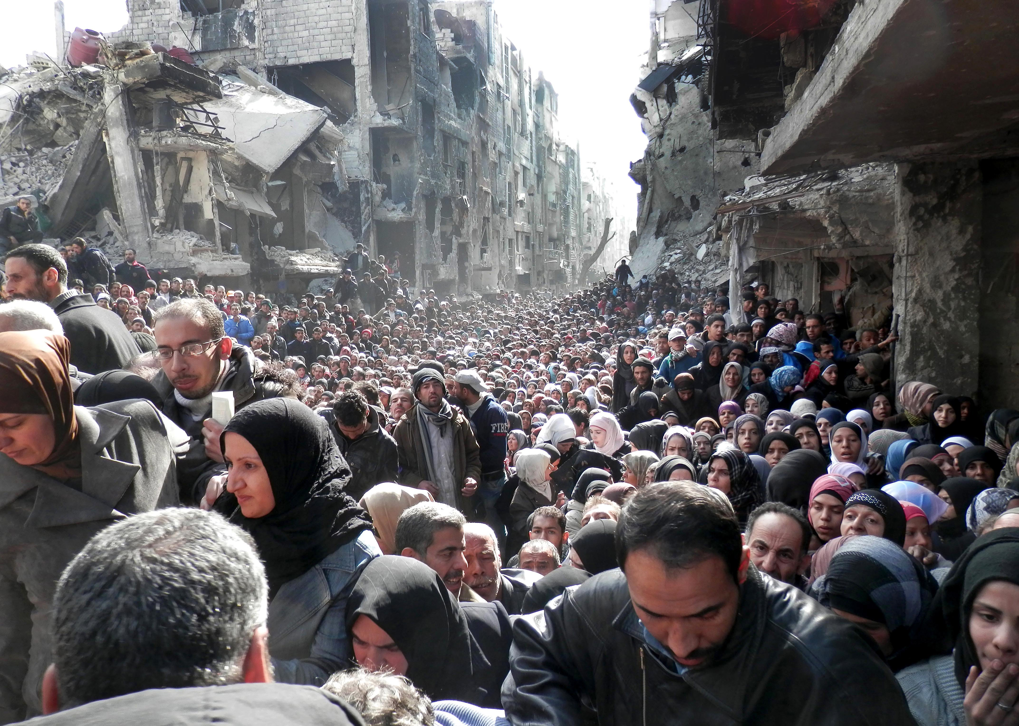 New clashes in blockaded area of Damascus halt aid