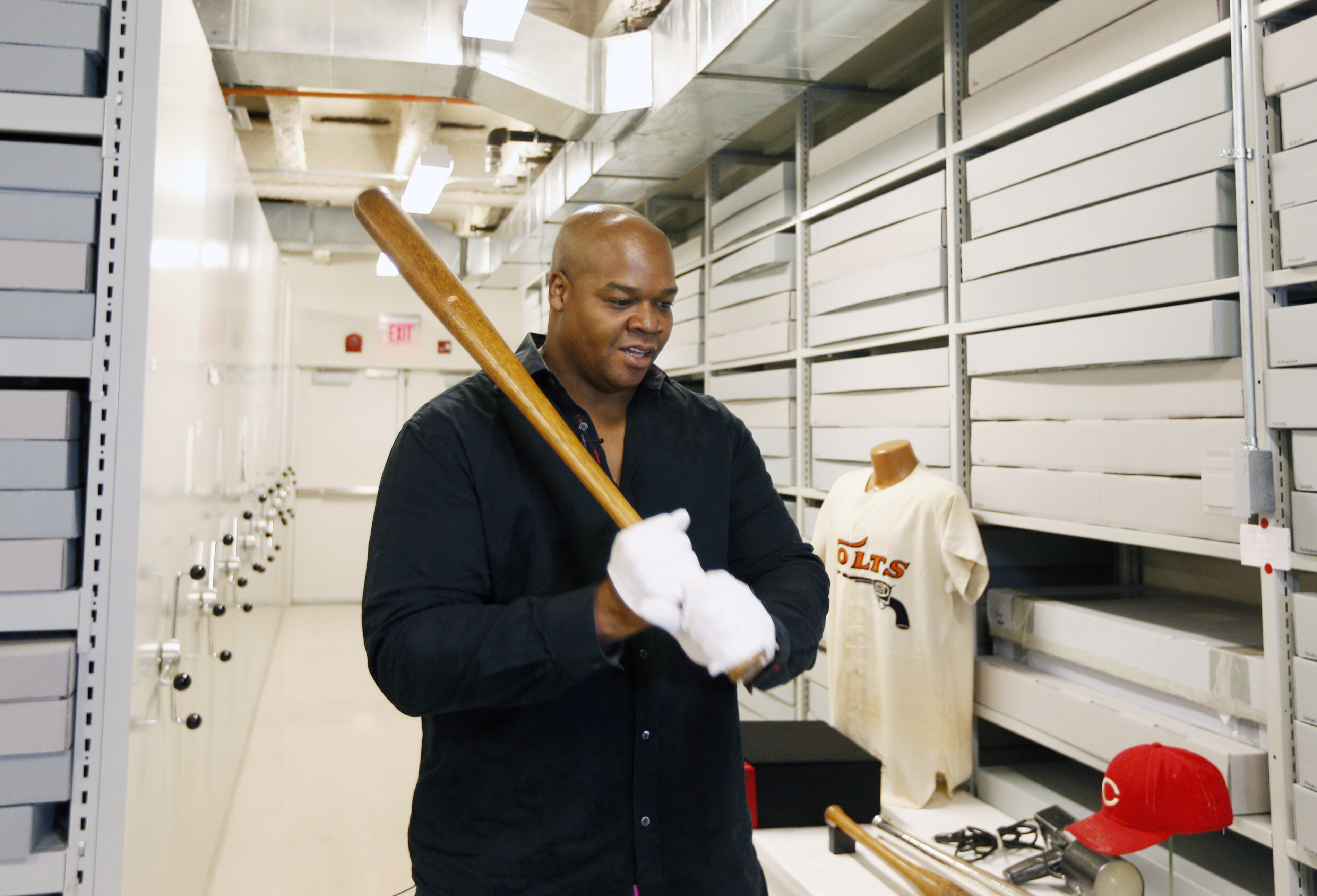 Former Chisox star Frank Thomas tours Hall of Fame