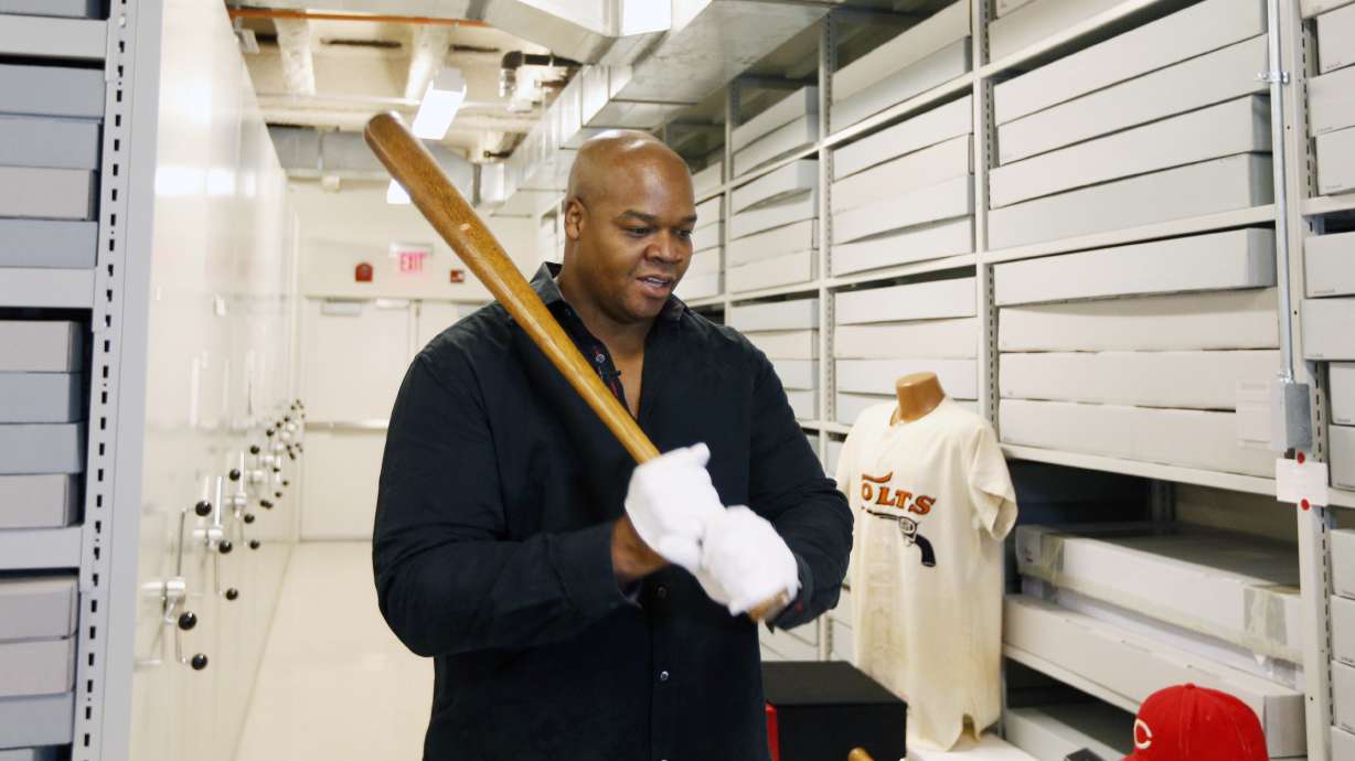 Former Chisox star Frank Thomas tours Hall of Fame