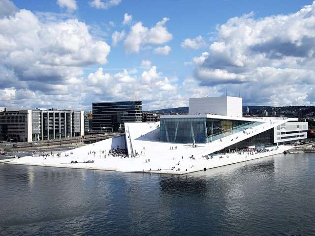 Part of a development project to connect the
waterfront to the rest of the Norwegian city,
the Oslo Opera House's design encourages
visitors to walk up the building to a public
space on the roof.