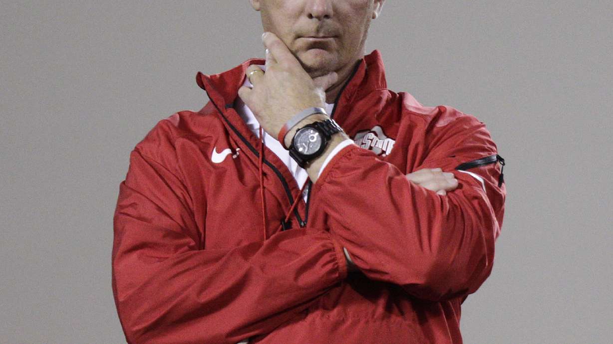 Buckeyes' Meyer prowling sidelines after surgery