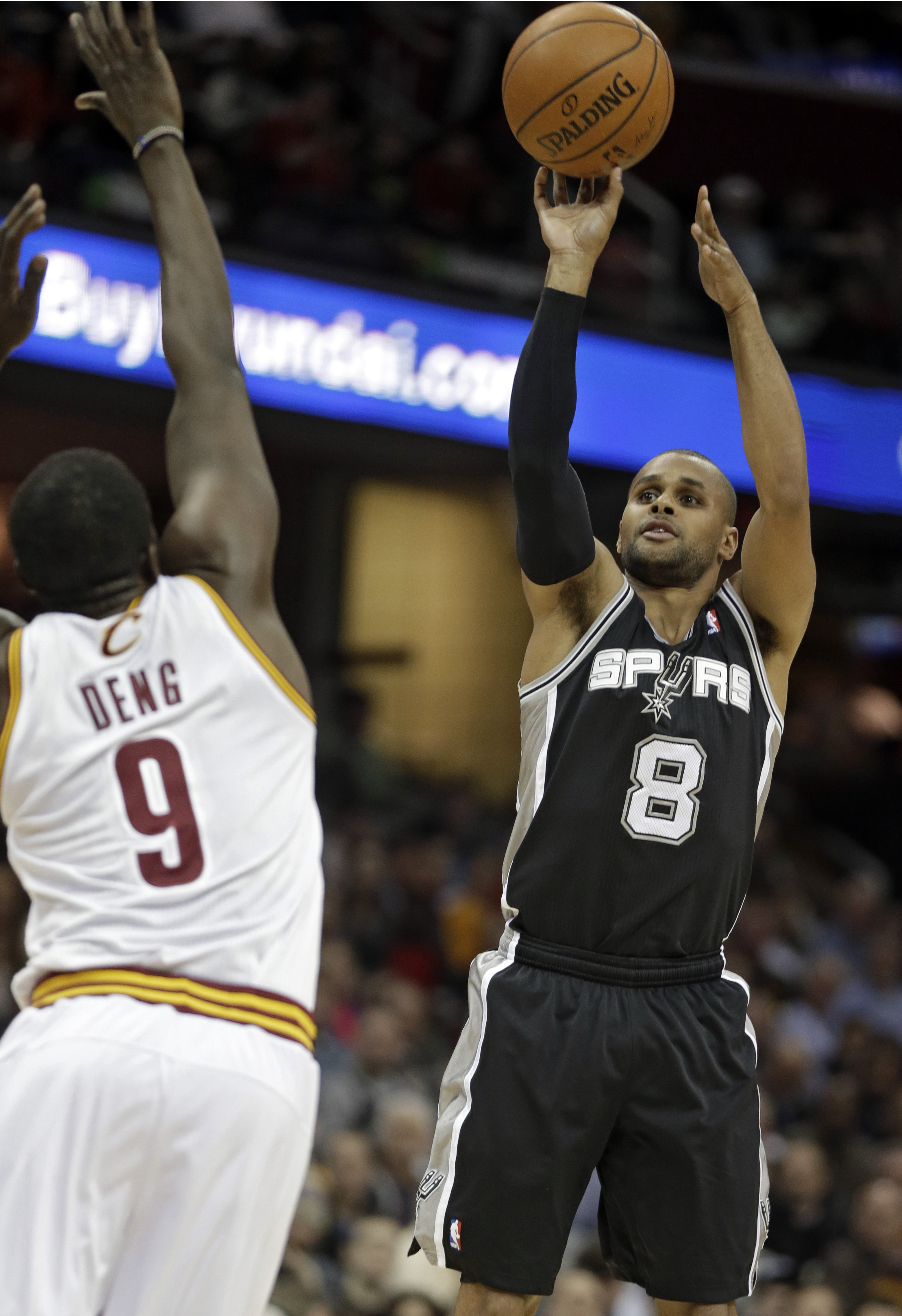 Green scores 24, Spurs beat Cavaliers 122-101