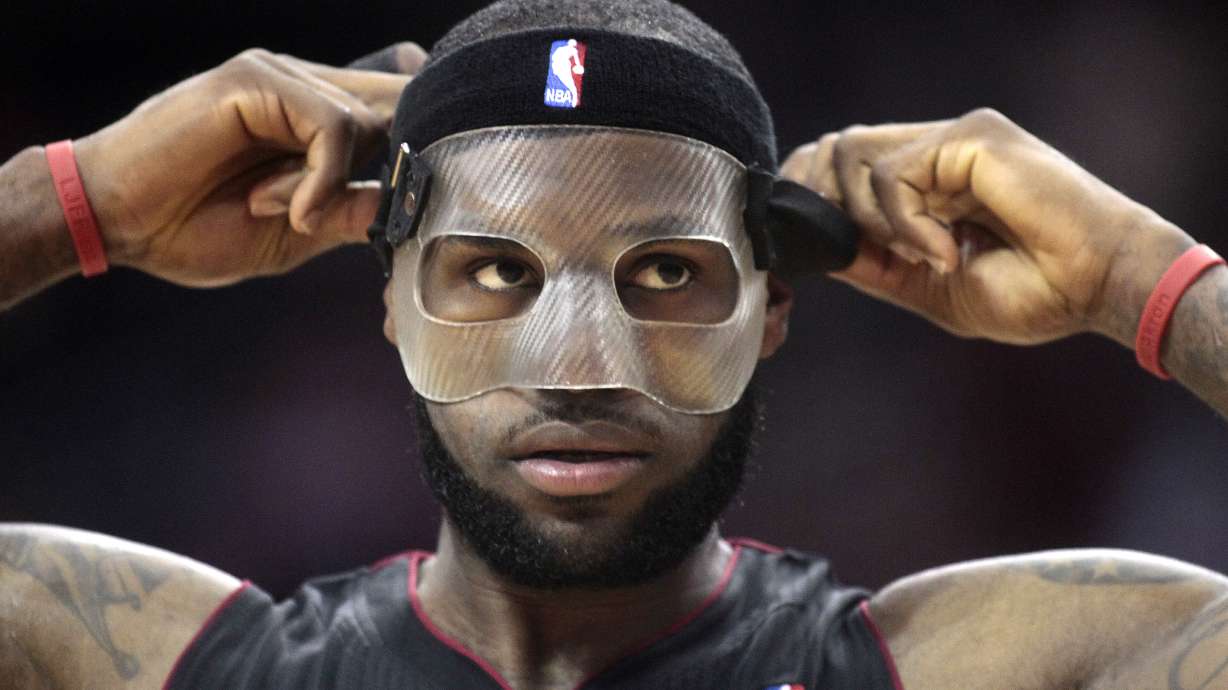 Howard, Harden lead Rockets over Heat 106-103