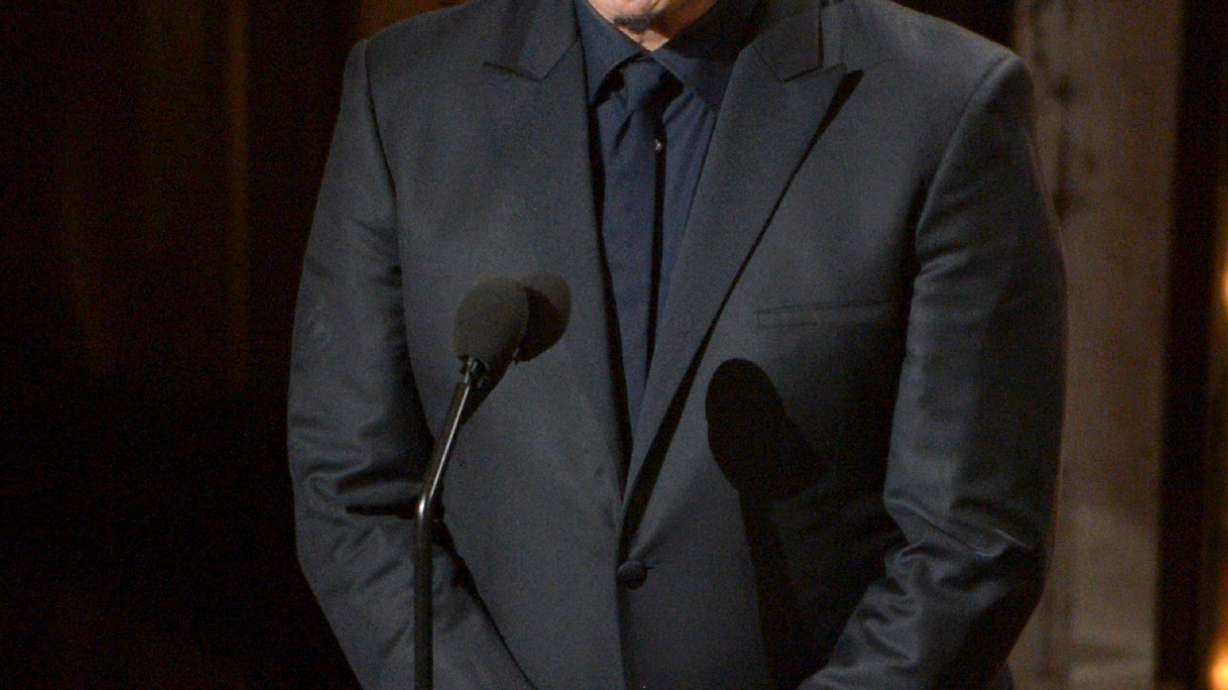 John Travolta apologizes to Idina Menzel for flub