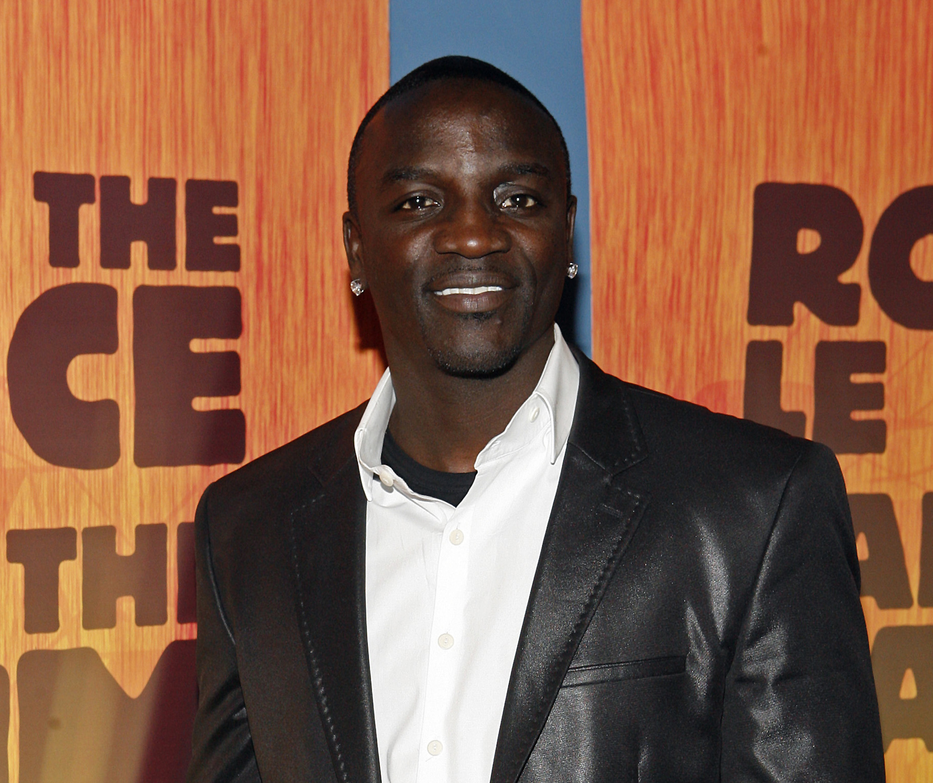 Akon looks to bring electricity to homes in Africa