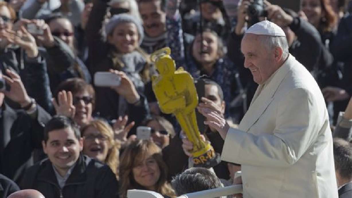 Papa tomó cruz de su confesor