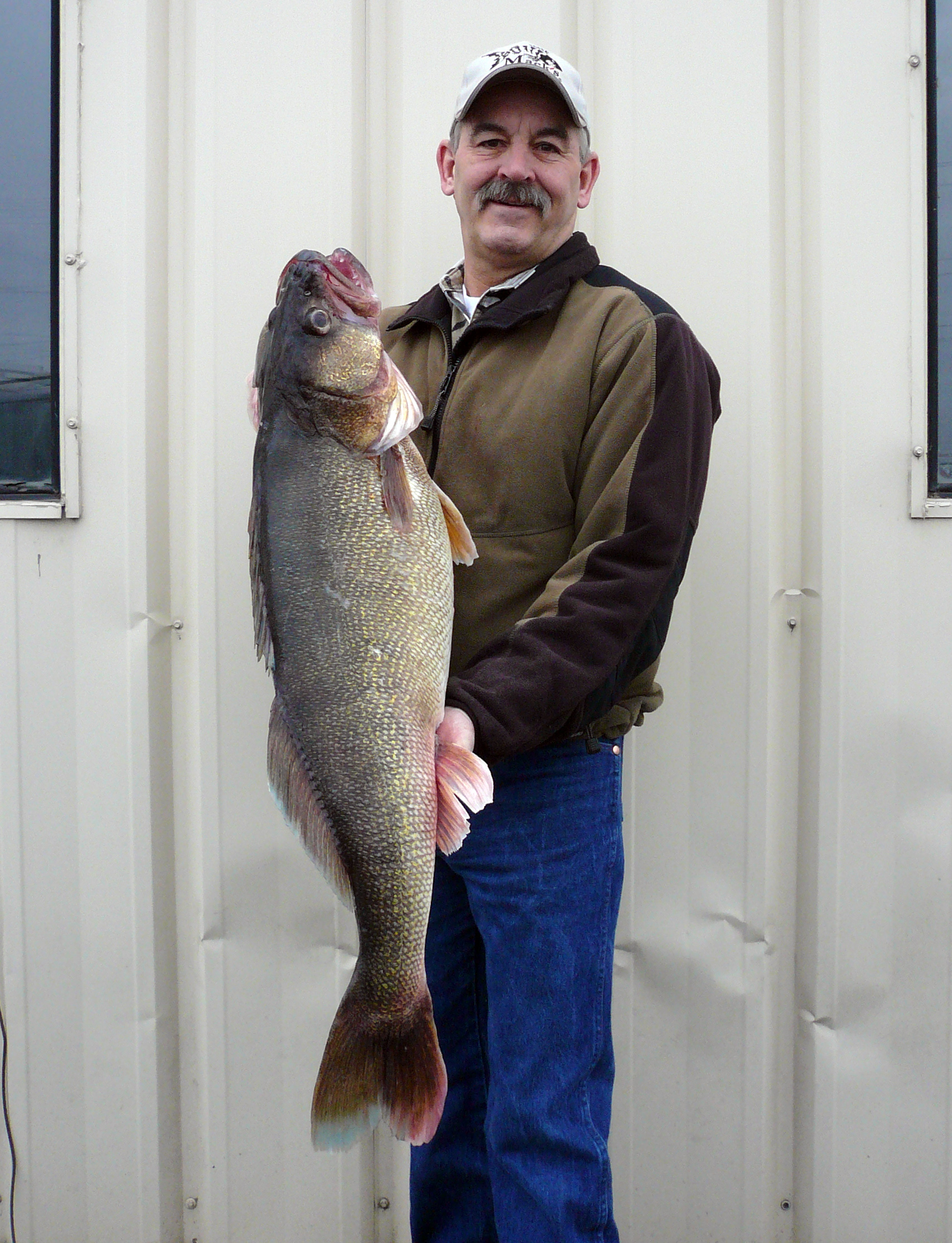 Big walleye caught in Columbia sets state record