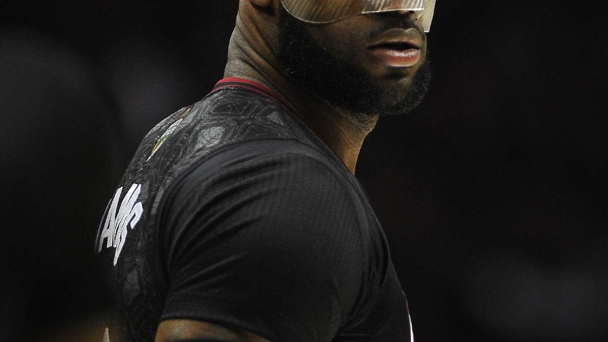 Duncan leads Spurs past Heat, 111-87
