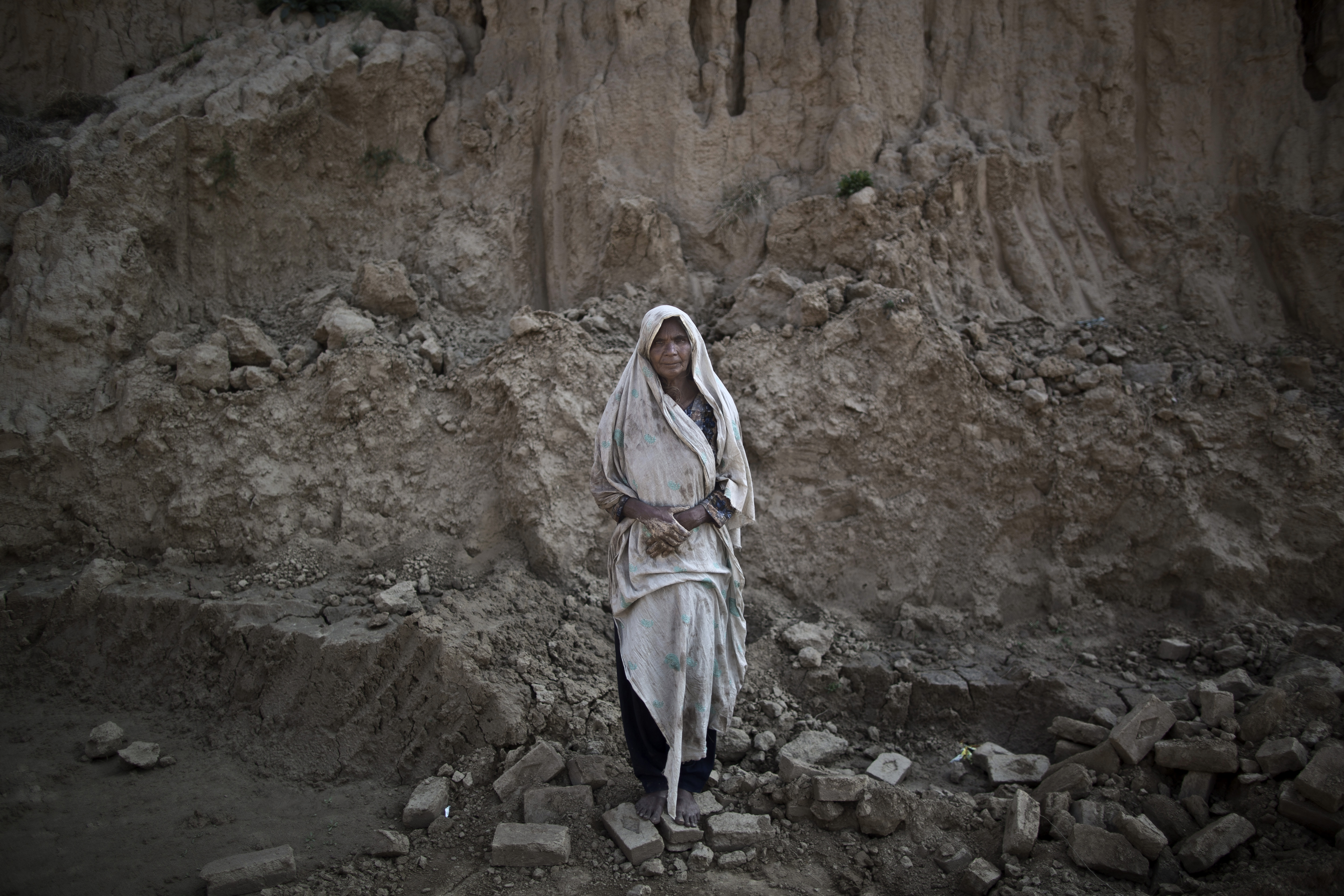 AP PHOTOS: Women brick-makers in debt in Pakistan