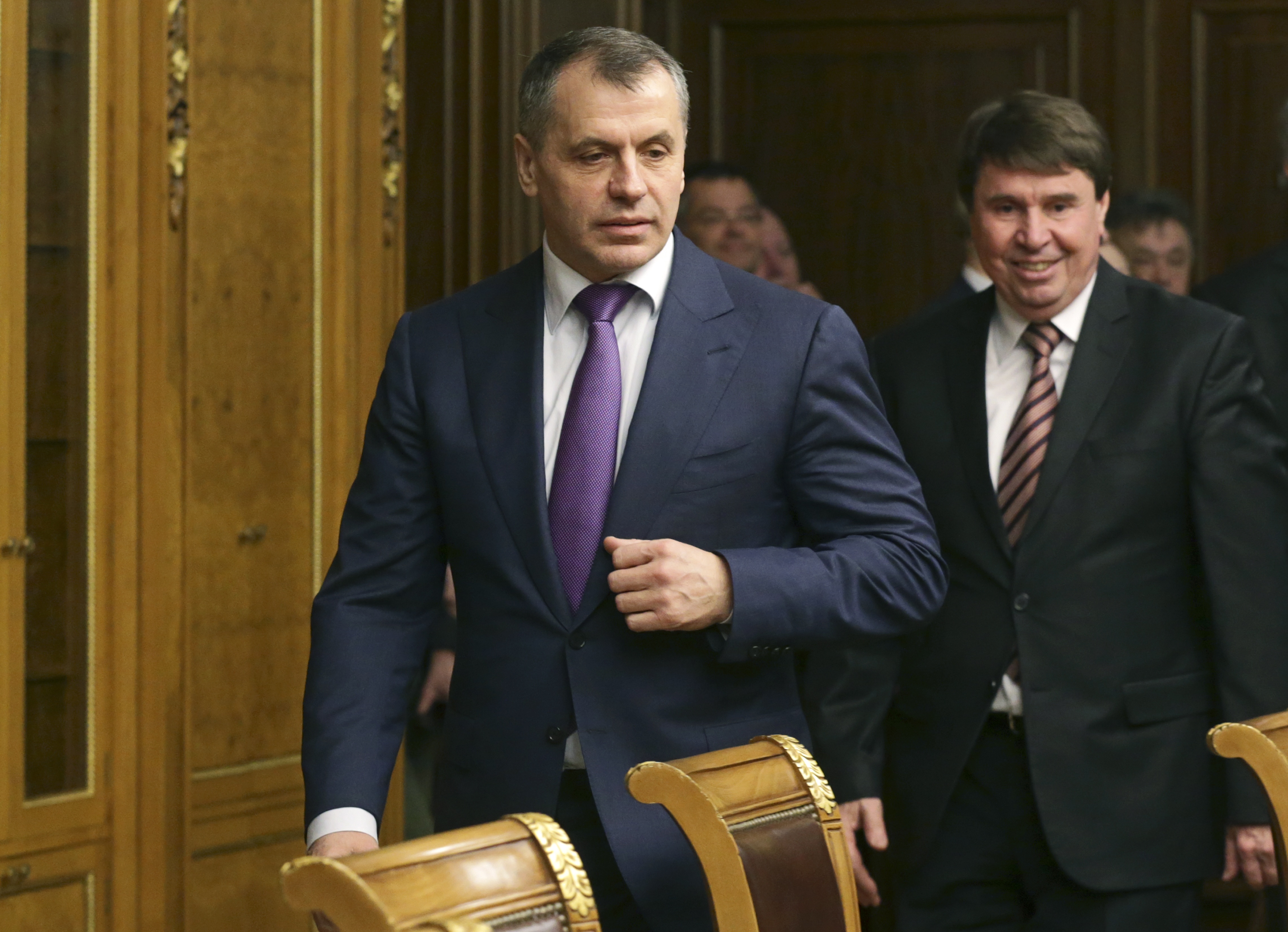 Russia, Crimean politicians discuss referendum
