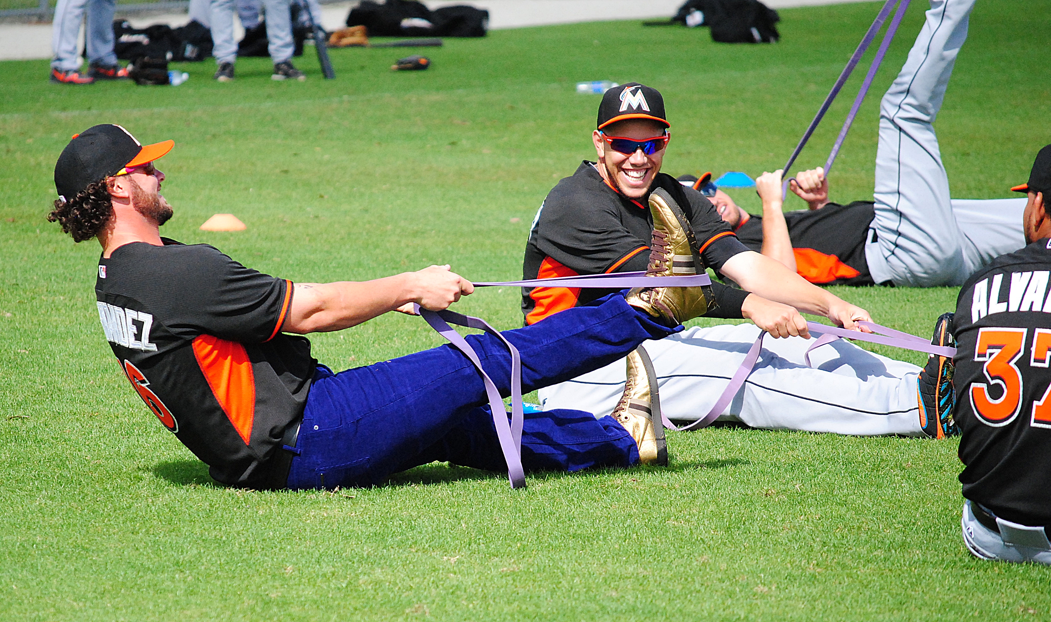 Purple & gold: Salty steals Fernandez's clothes