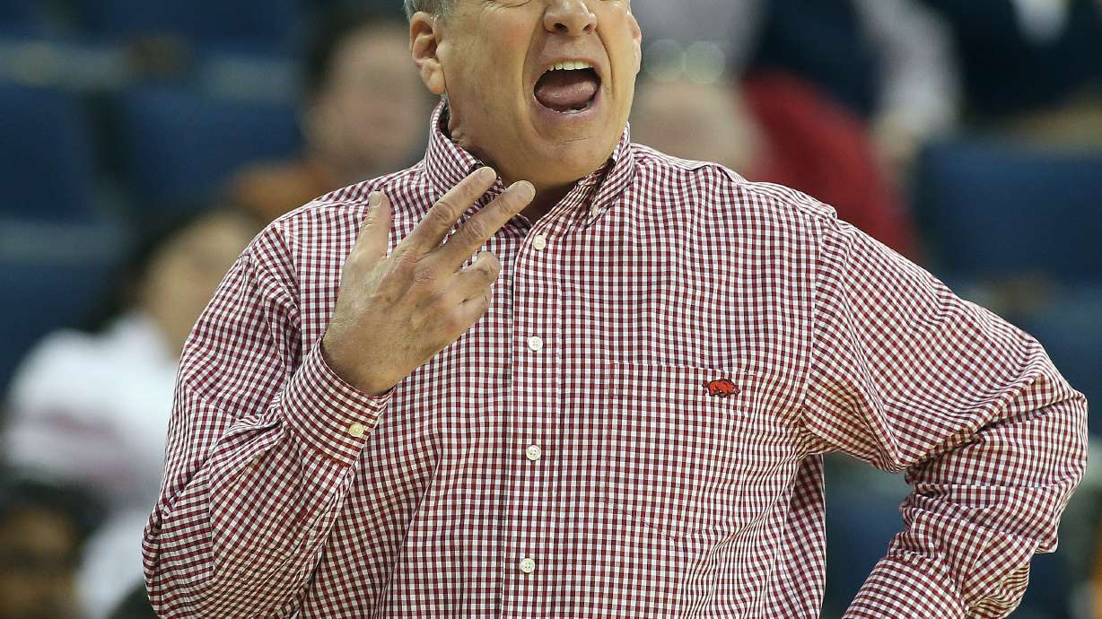 Arkansas fires women's coach Tom Collen