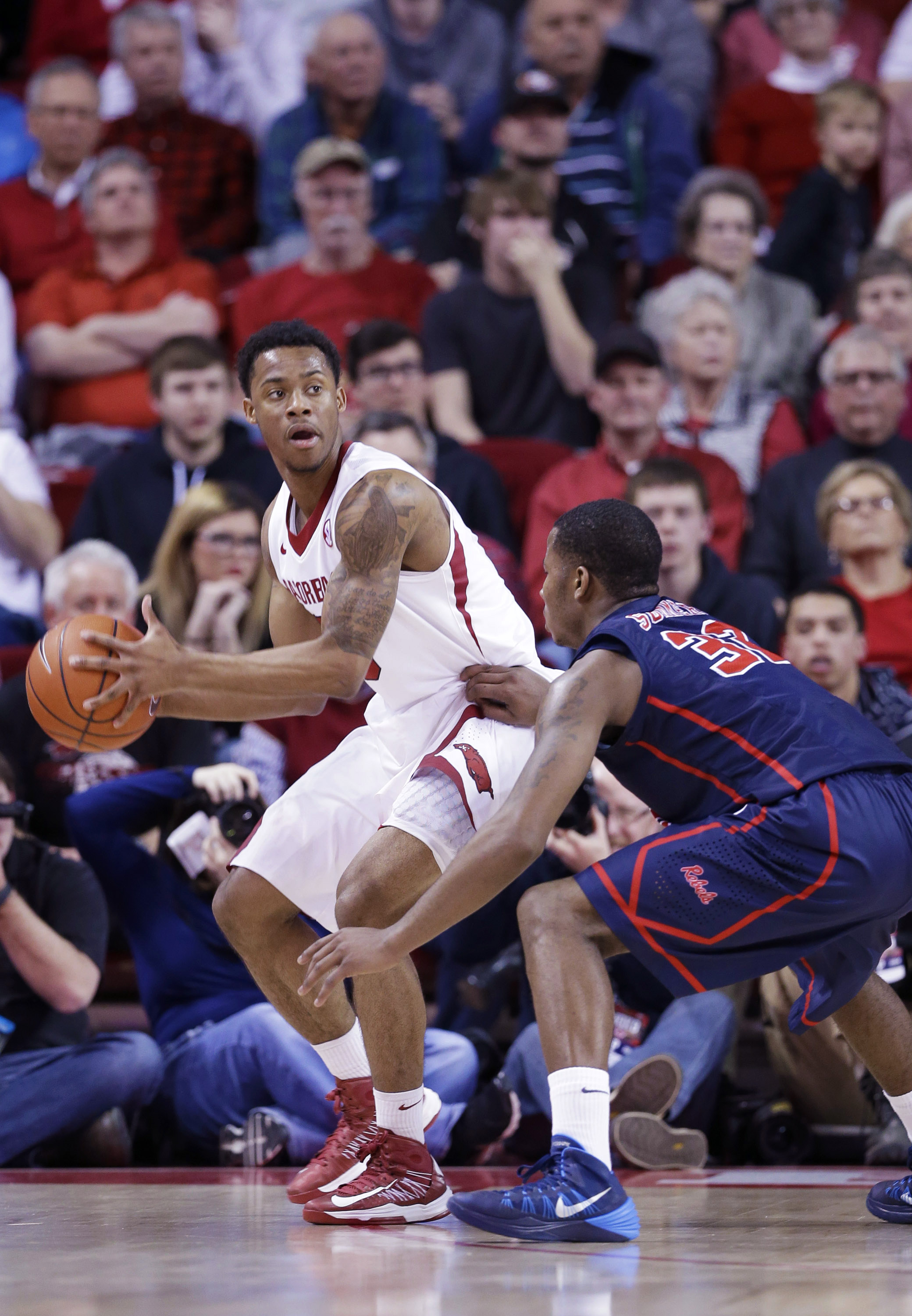 Hot-shooting Bell sparking Arkansas' surge
