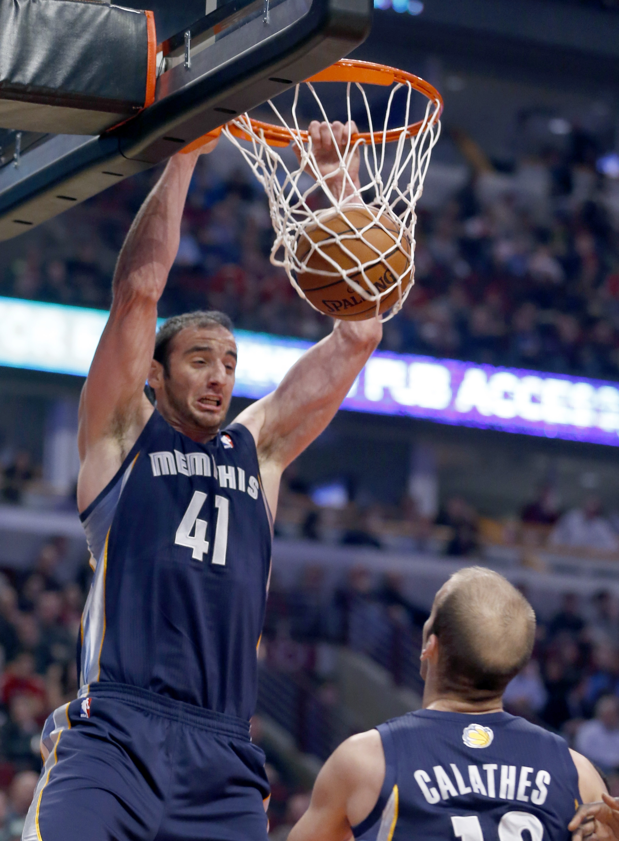 Gasol has 18 to help Grizzlies beat Bulls 85-77