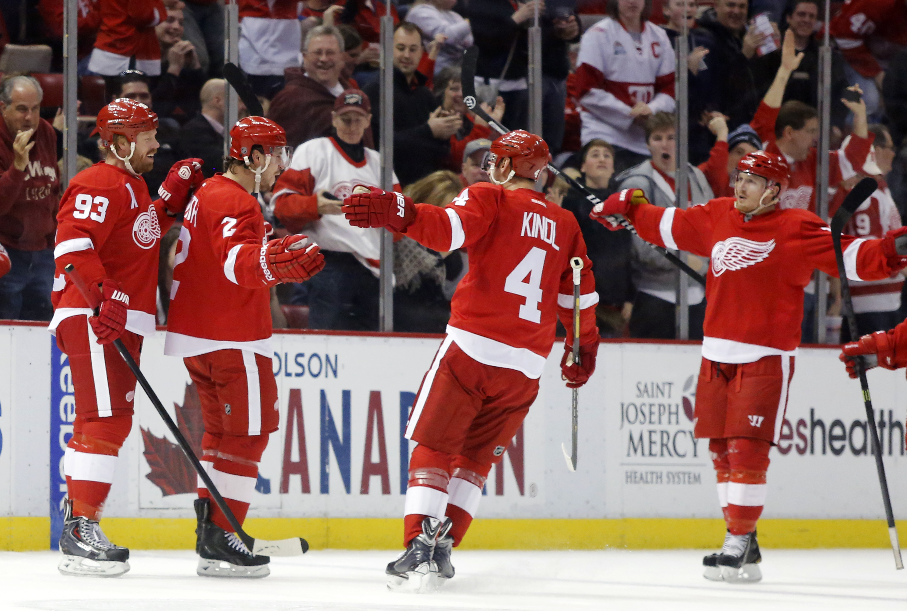 Franzen leads Red Wings over Devils, 7-4