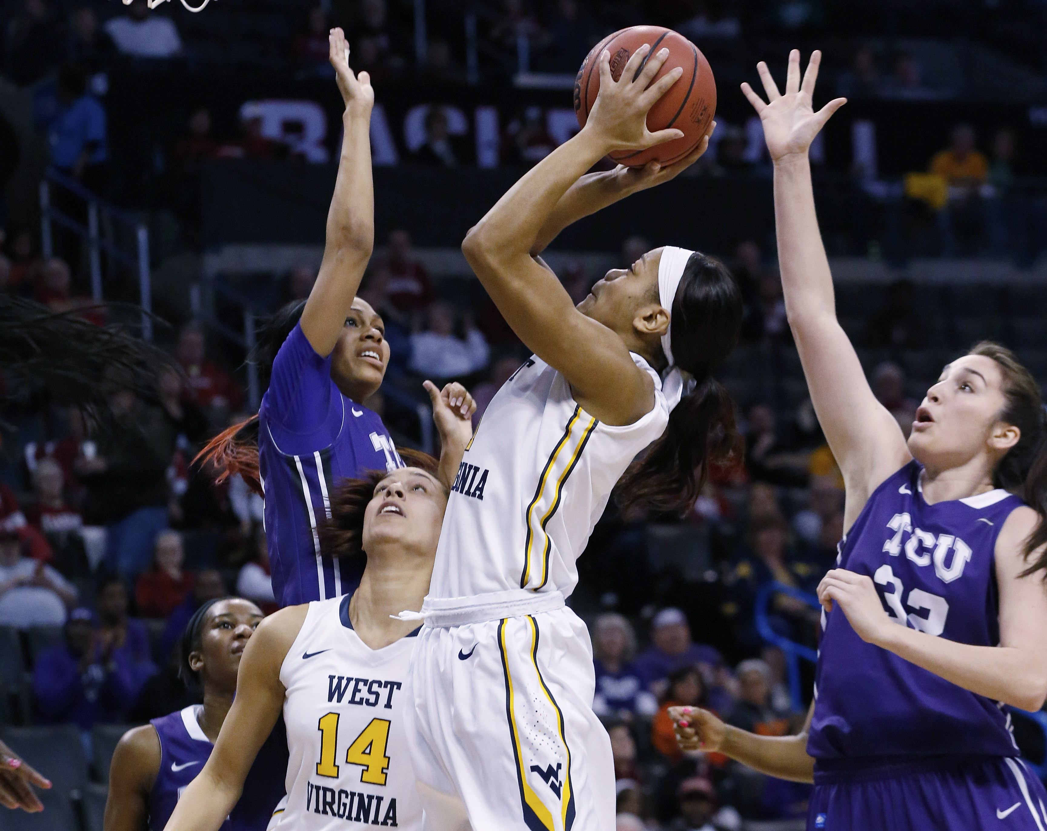 Bussie leads No. 7 West Virginia past TCU