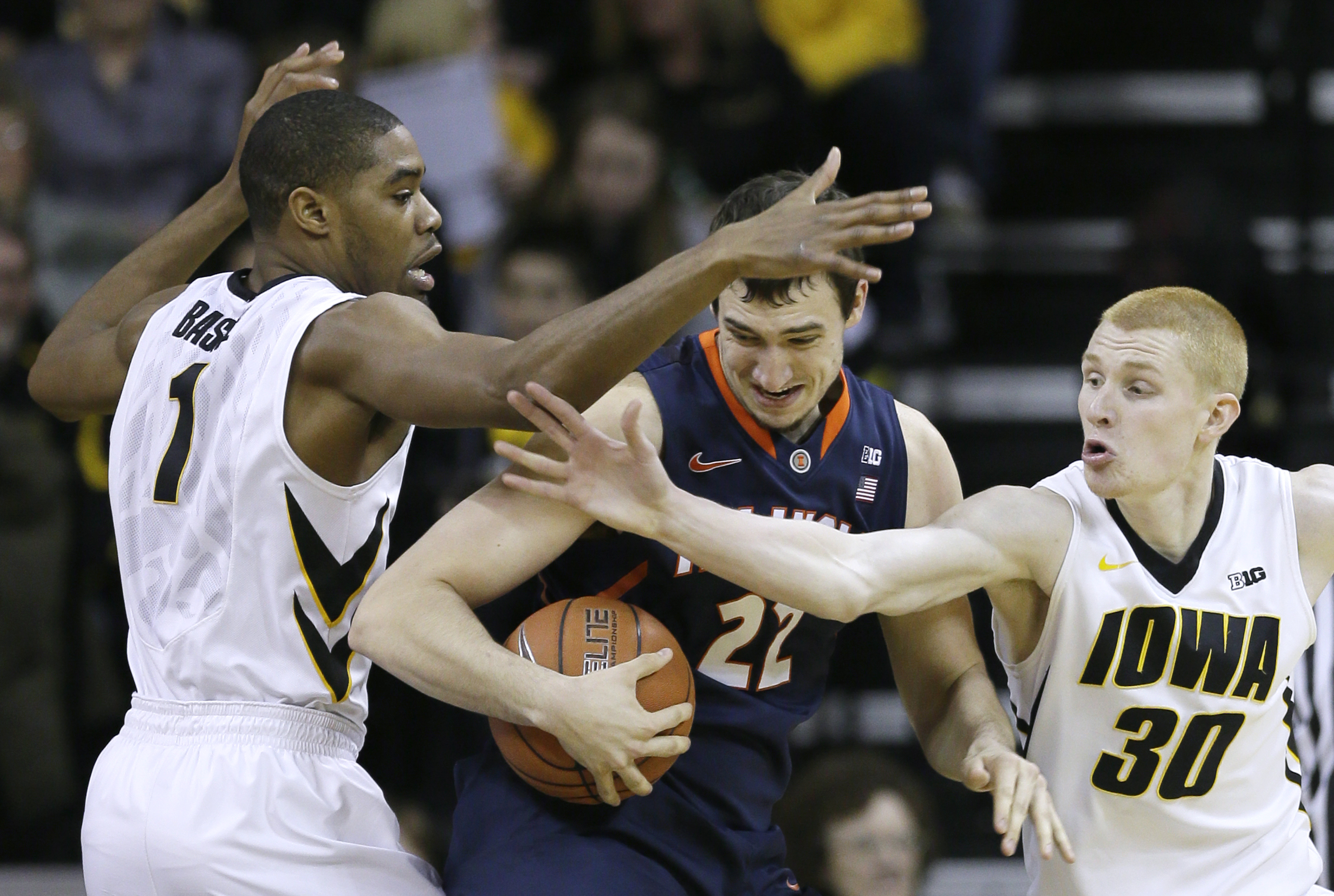 Ekey's 3 lifts Illinois over No. 24 Iowa 66-63