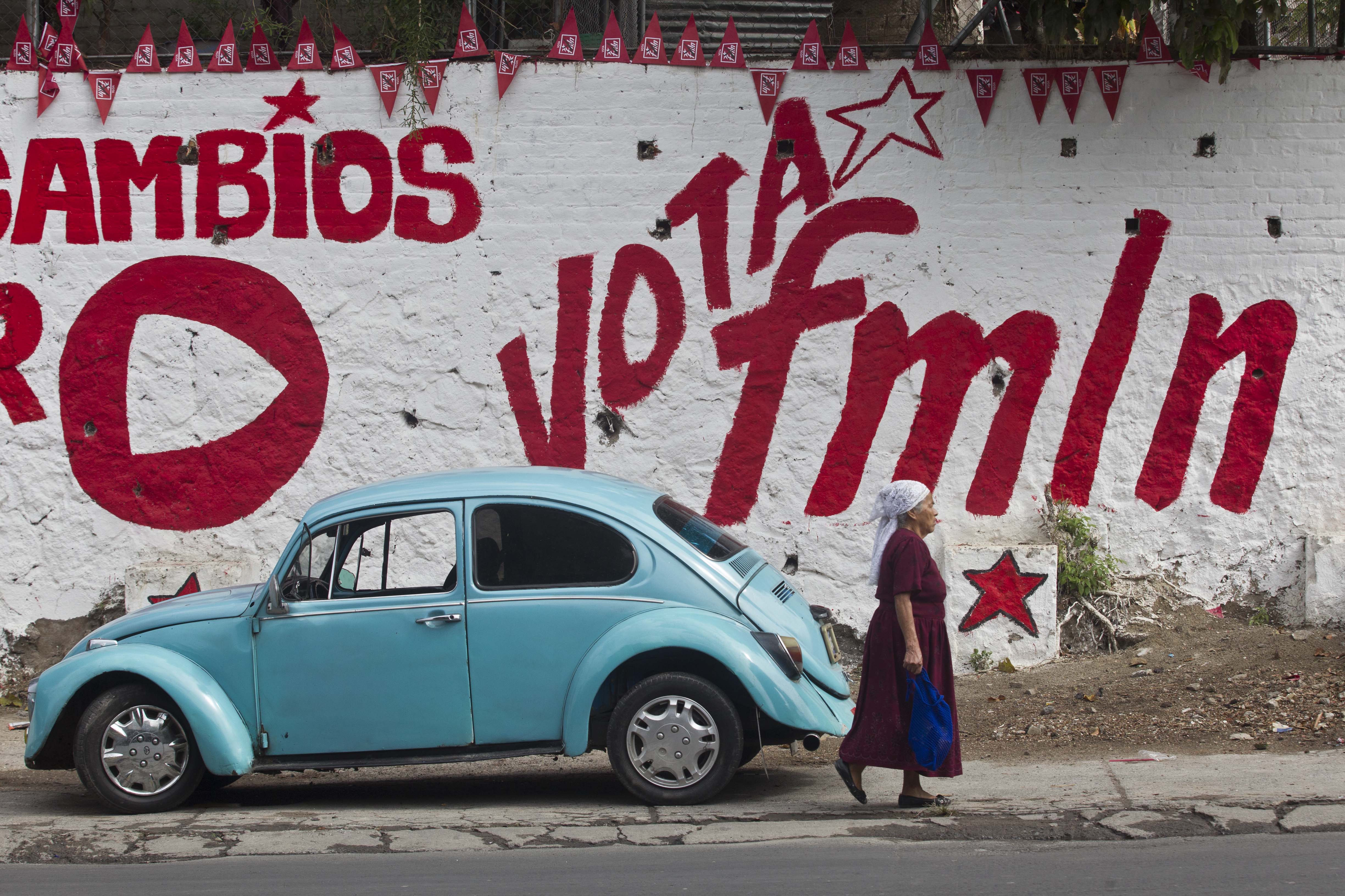 Salvadorans head to vote with ex-rebel favored