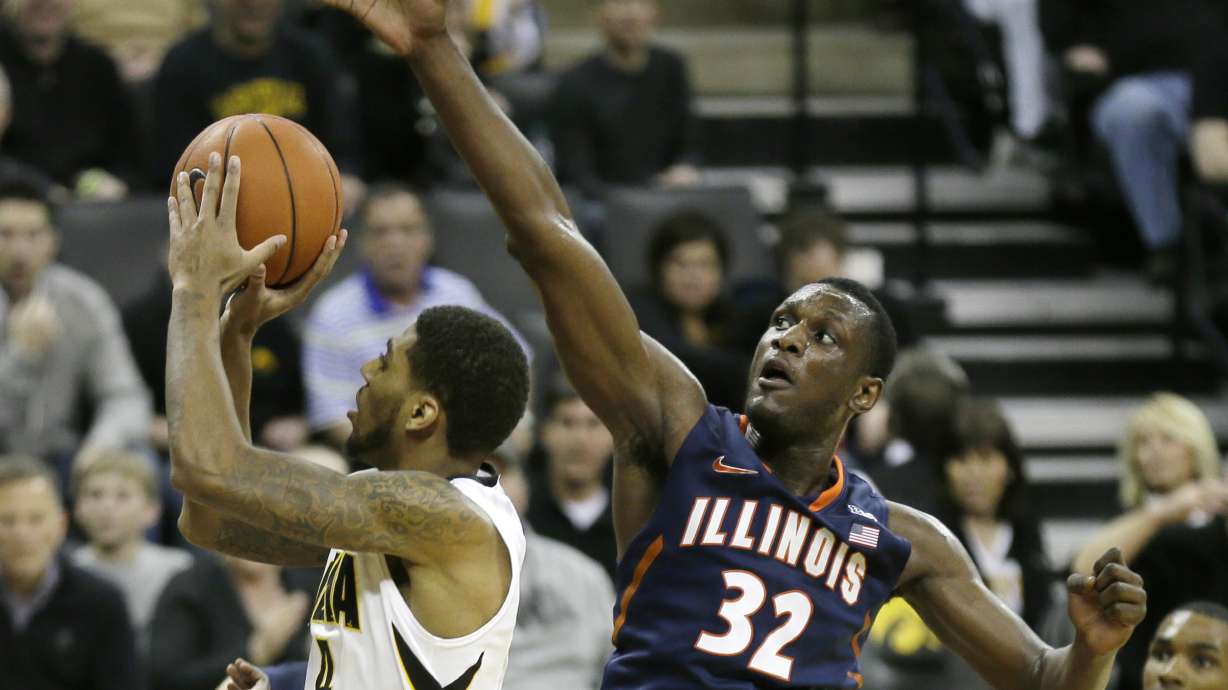 No. 24 Iowa stumbles, falls 66-63 to Illinois