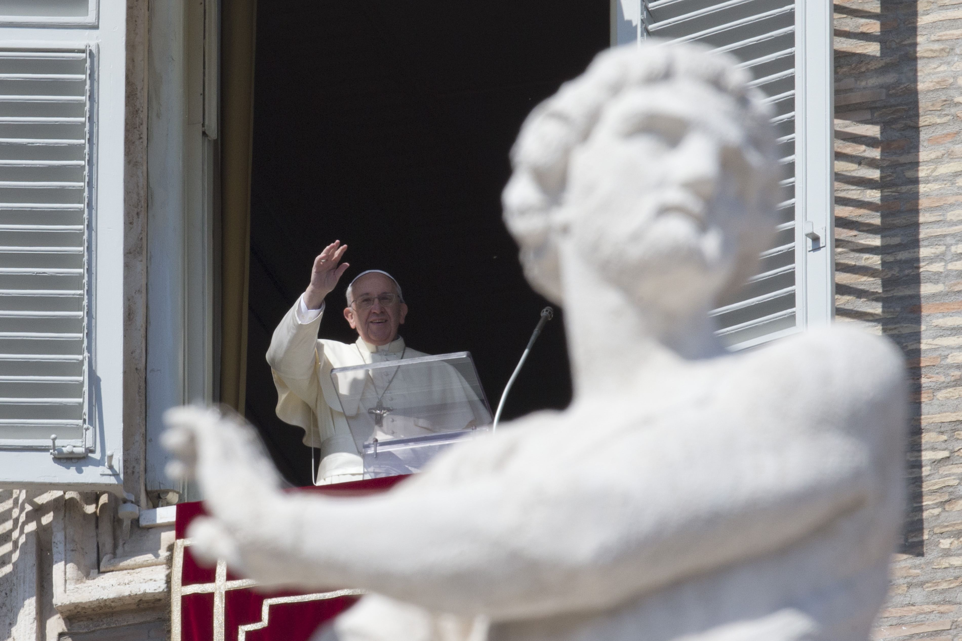 Pope departs on bus for weeklong retreat