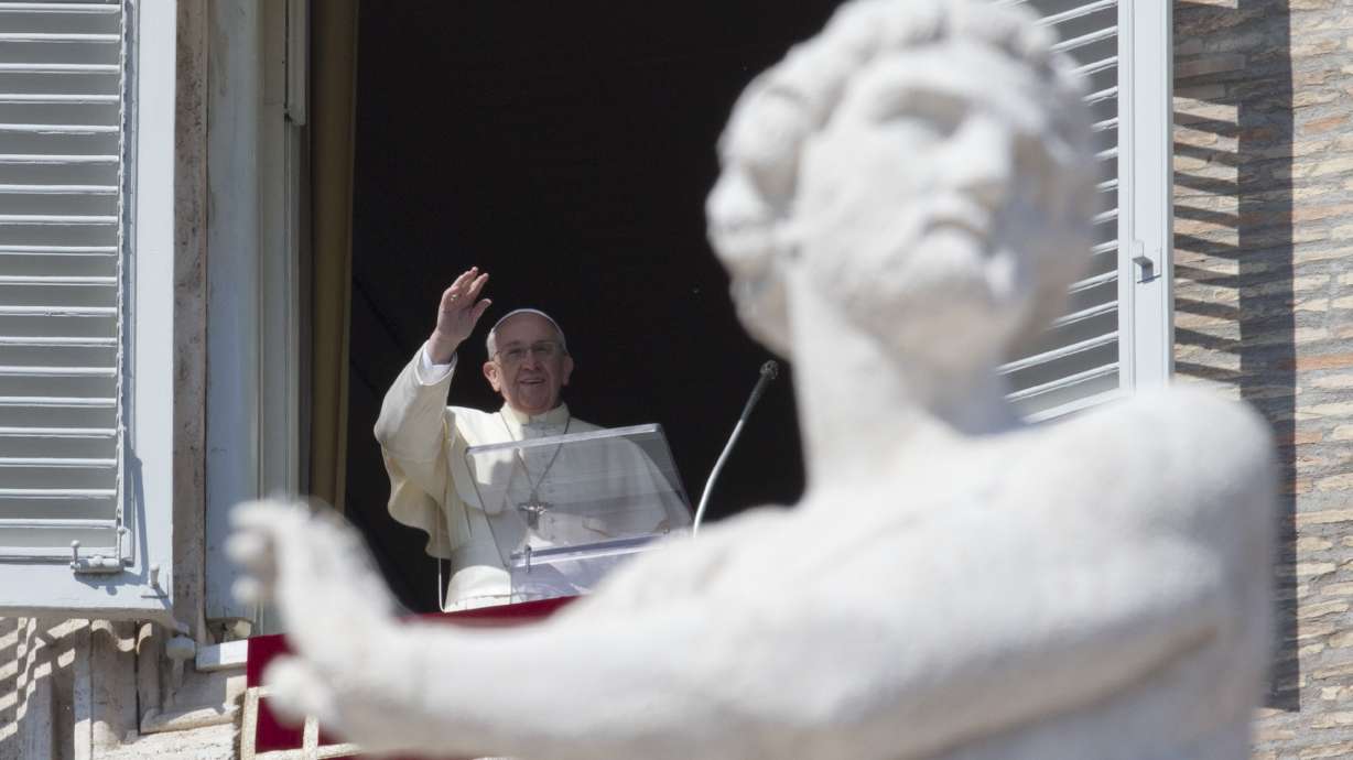 Pope departs on bus for weeklong retreat