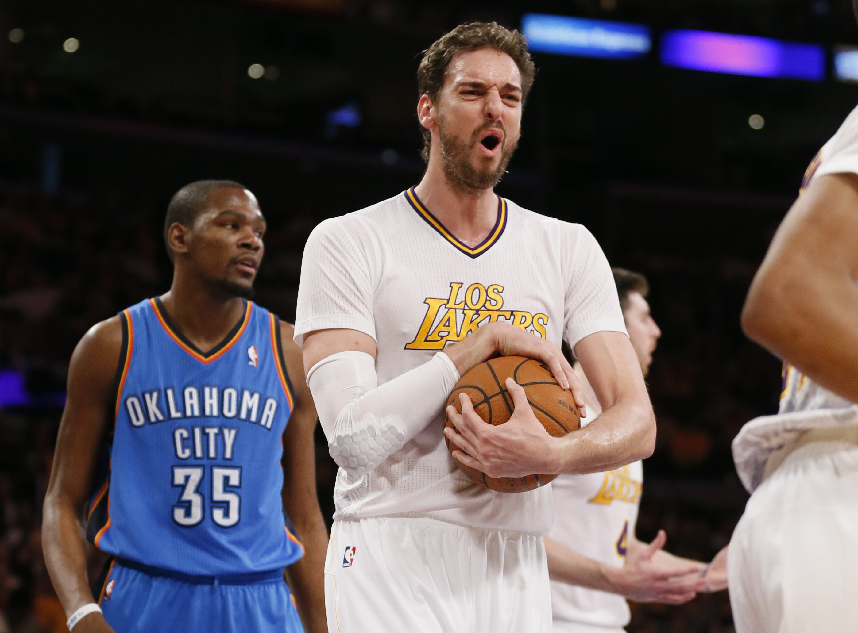 Meeks powers Lakers past Durant, Thunder 114-110