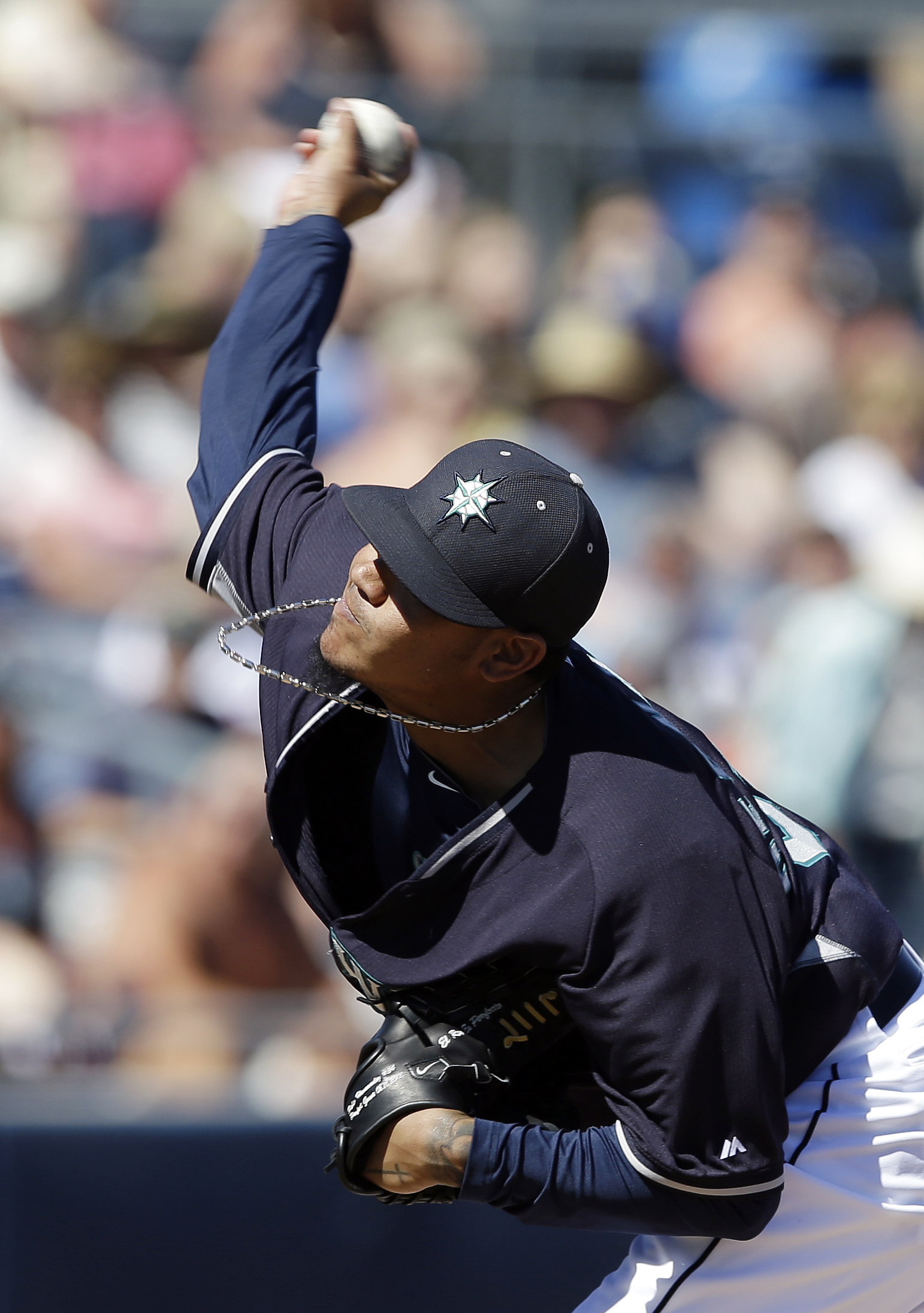 Hernandez shaky in Mariners' 9-8 win over Rangers