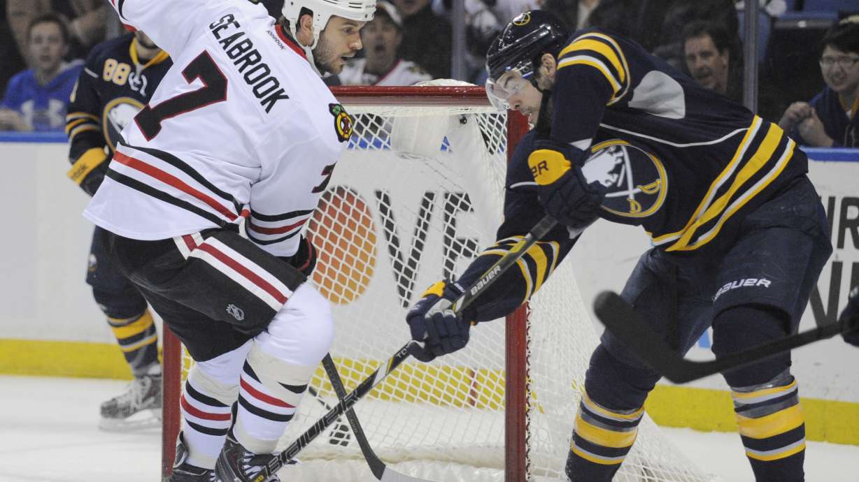 Toews lifts Blackhawks to 2-1 win over Sabres