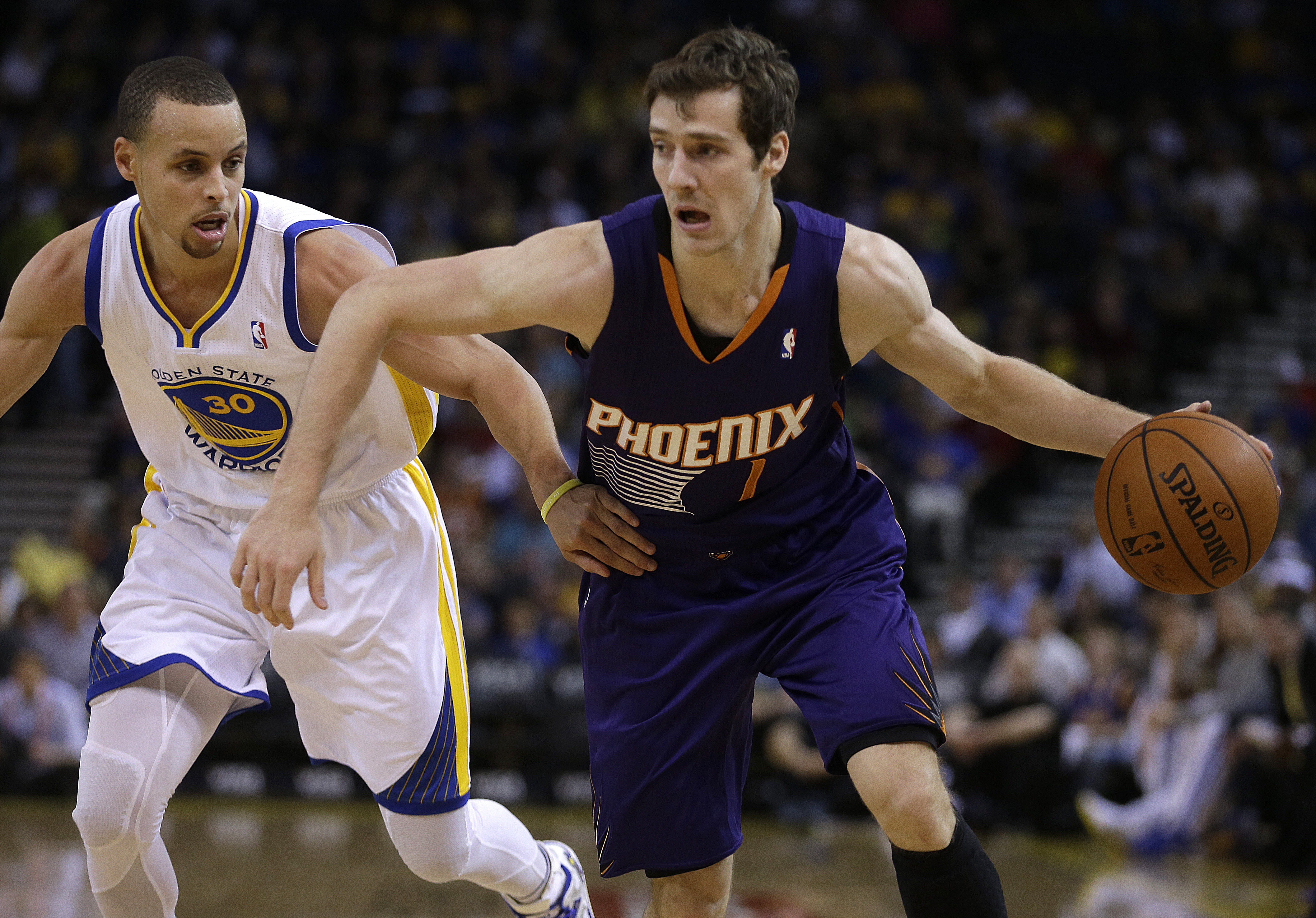 Warriors win 4th straight, hold off Suns 113-107