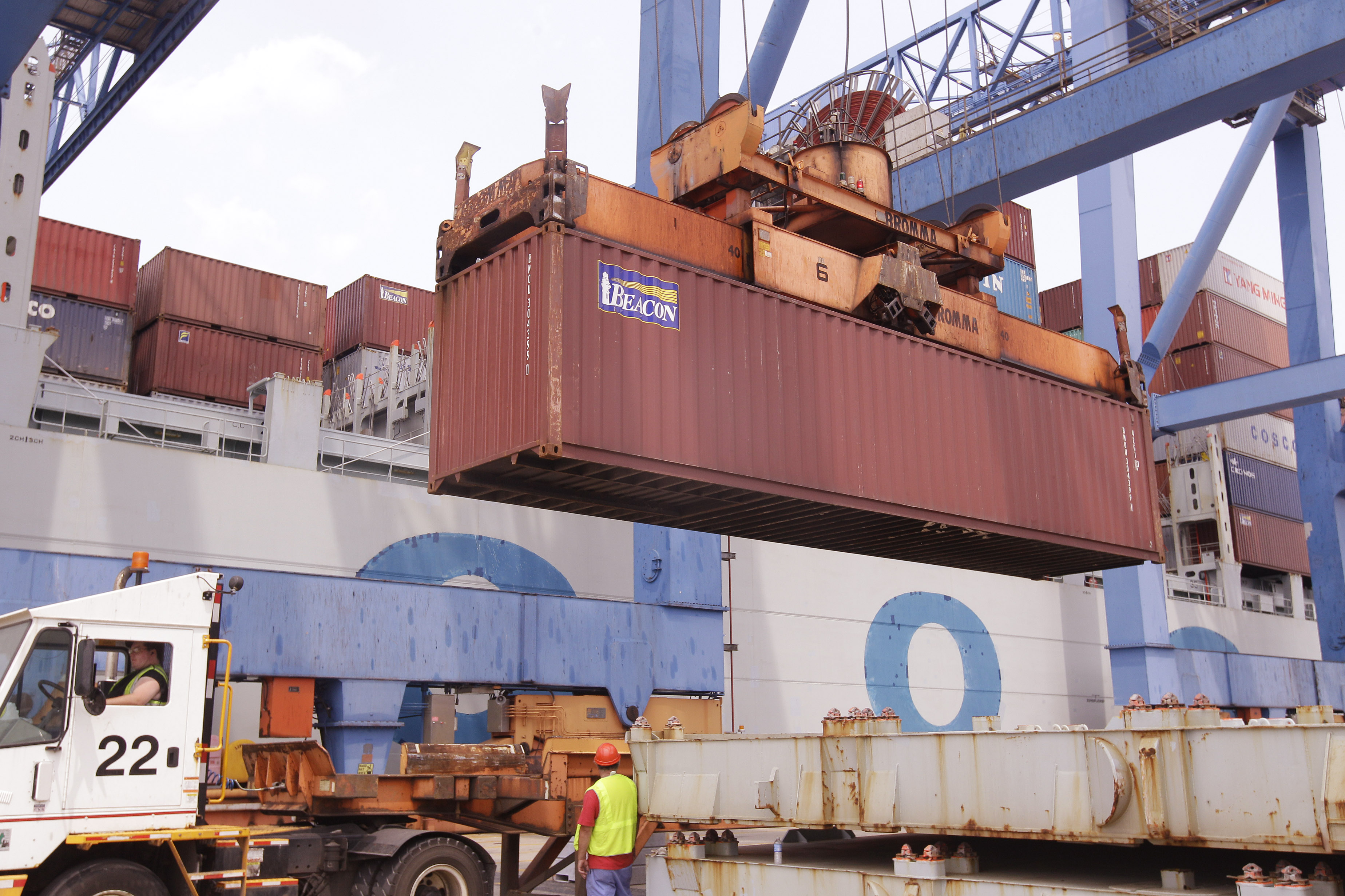 US business inventories rise, but sales plunge