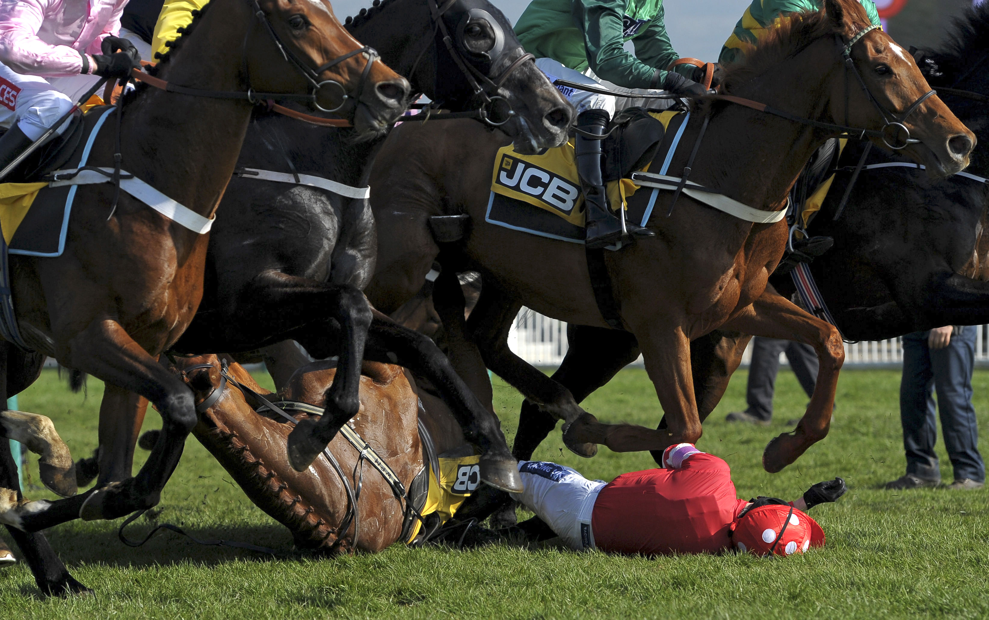 Walsh out of Gold Cup with broken arm