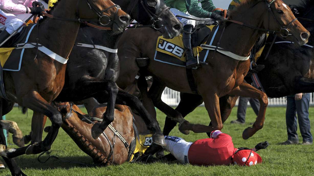 Walsh out of Gold Cup with broken arm