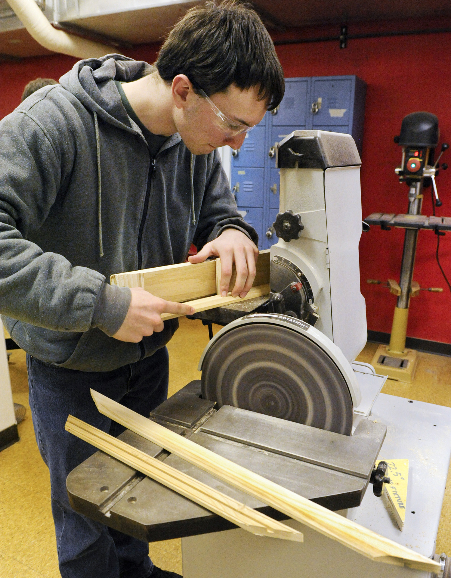 Wisconsin students make flag cases for veterans