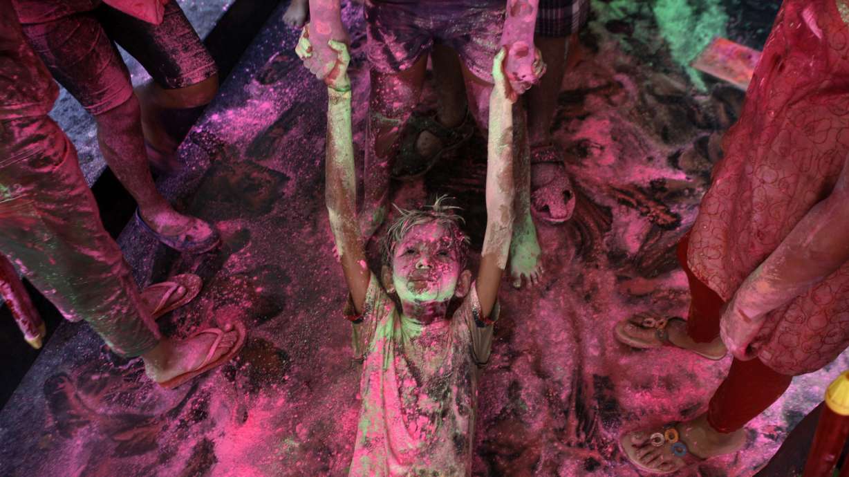 AP PHOTOS: Hindus celebrate Holi in burst of color