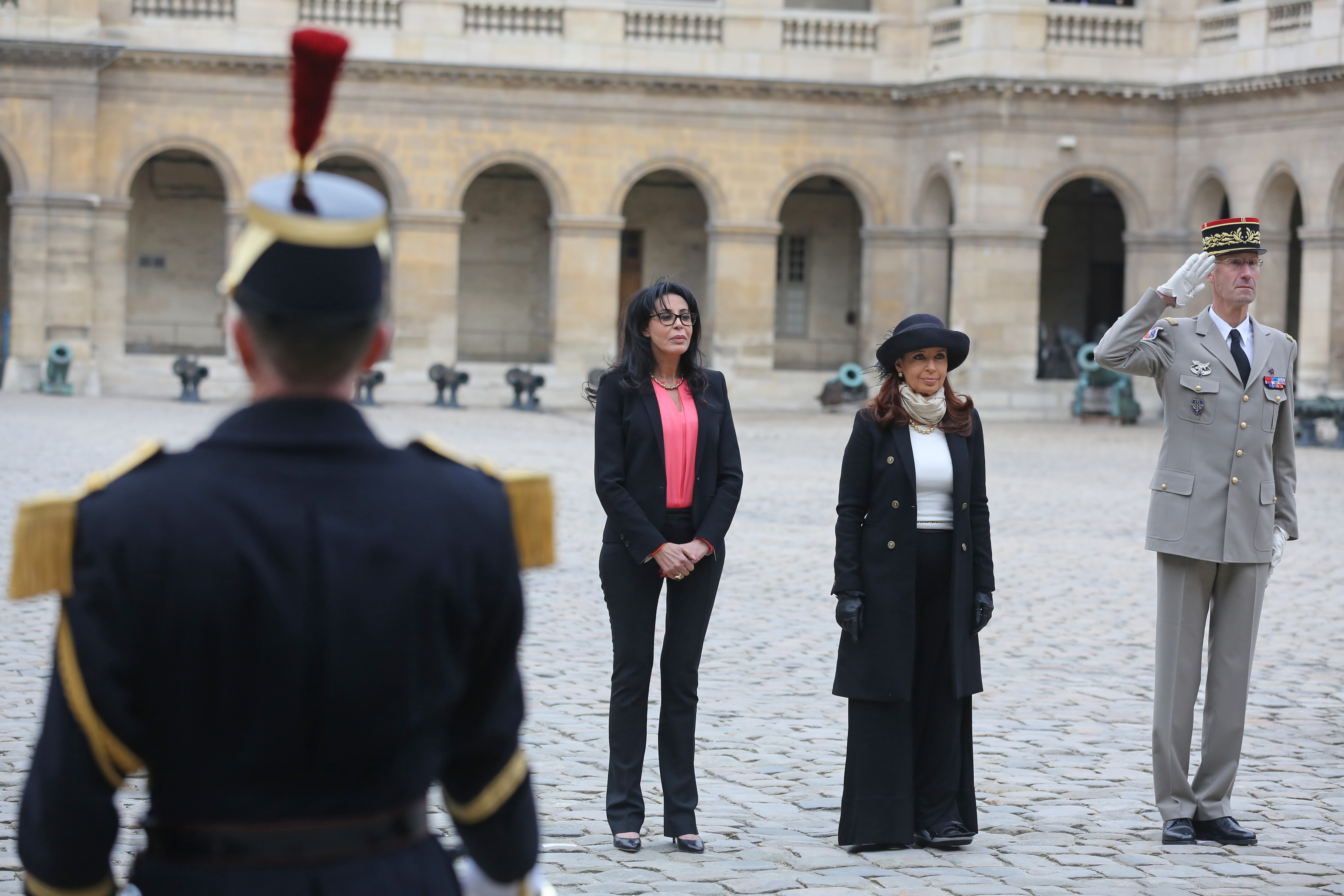 Argentine, French leaders to discuss debt in Paris