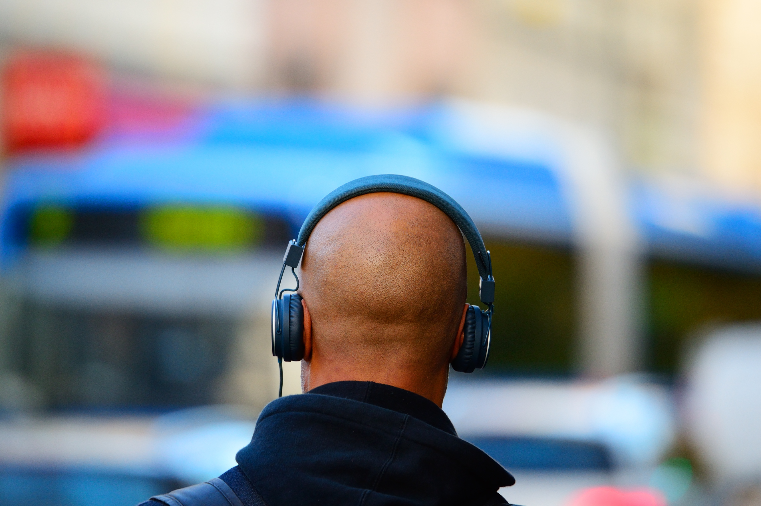 New app may make walking with headphones safer