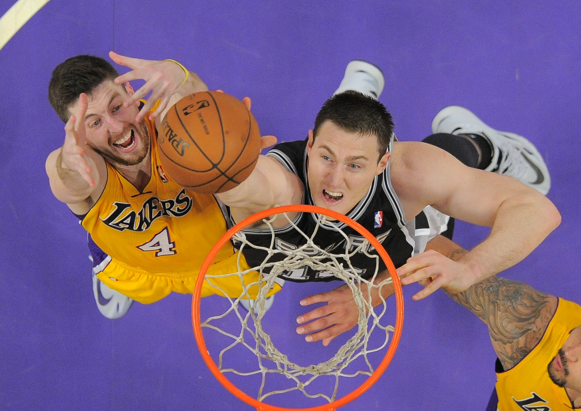 Spurs win 11th straight, 125-109 over LA Lakers
