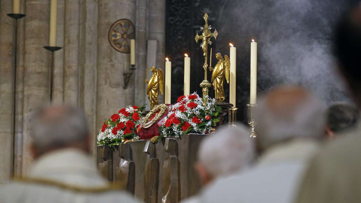 Jesus' "Crown of Thorns" shown at Notre Dame